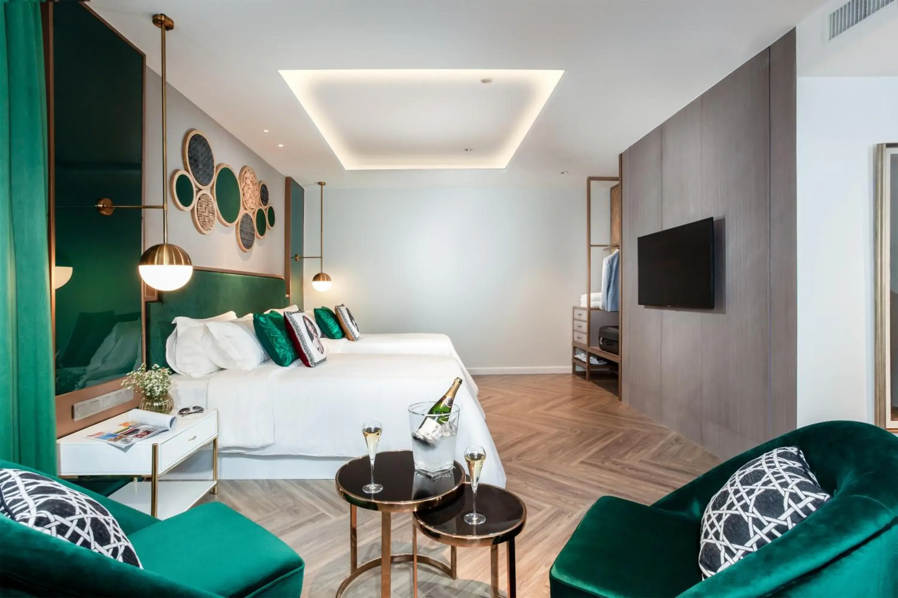 Deluxe Twin + Free Mini-bar + Welcome glass of Wine in La Seine Hotel Deluxe Twin + Free Mini-bar + Welcome glass of Wine in La Seine Hotel