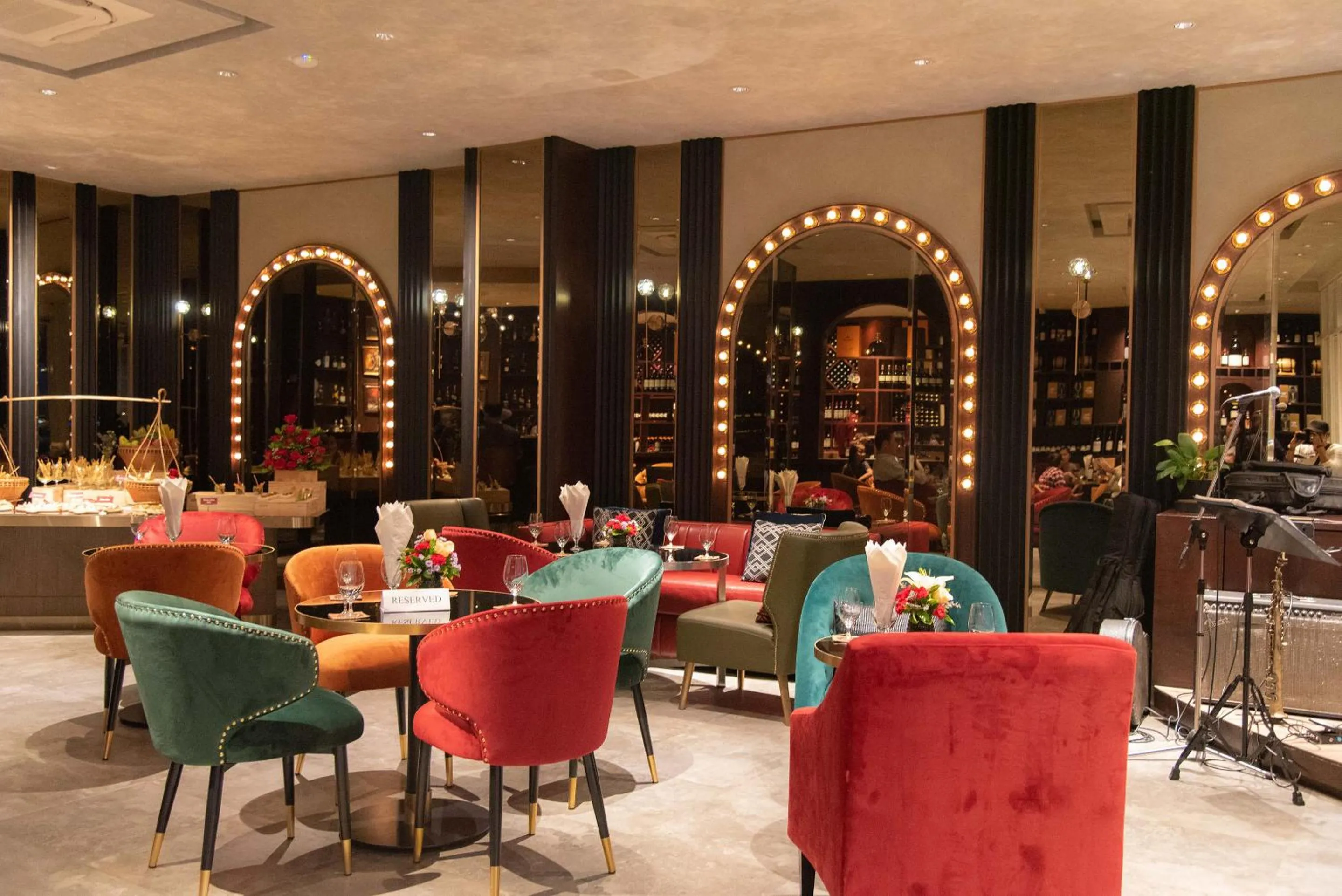 Restaurant/places to eat in La Seine Hotel