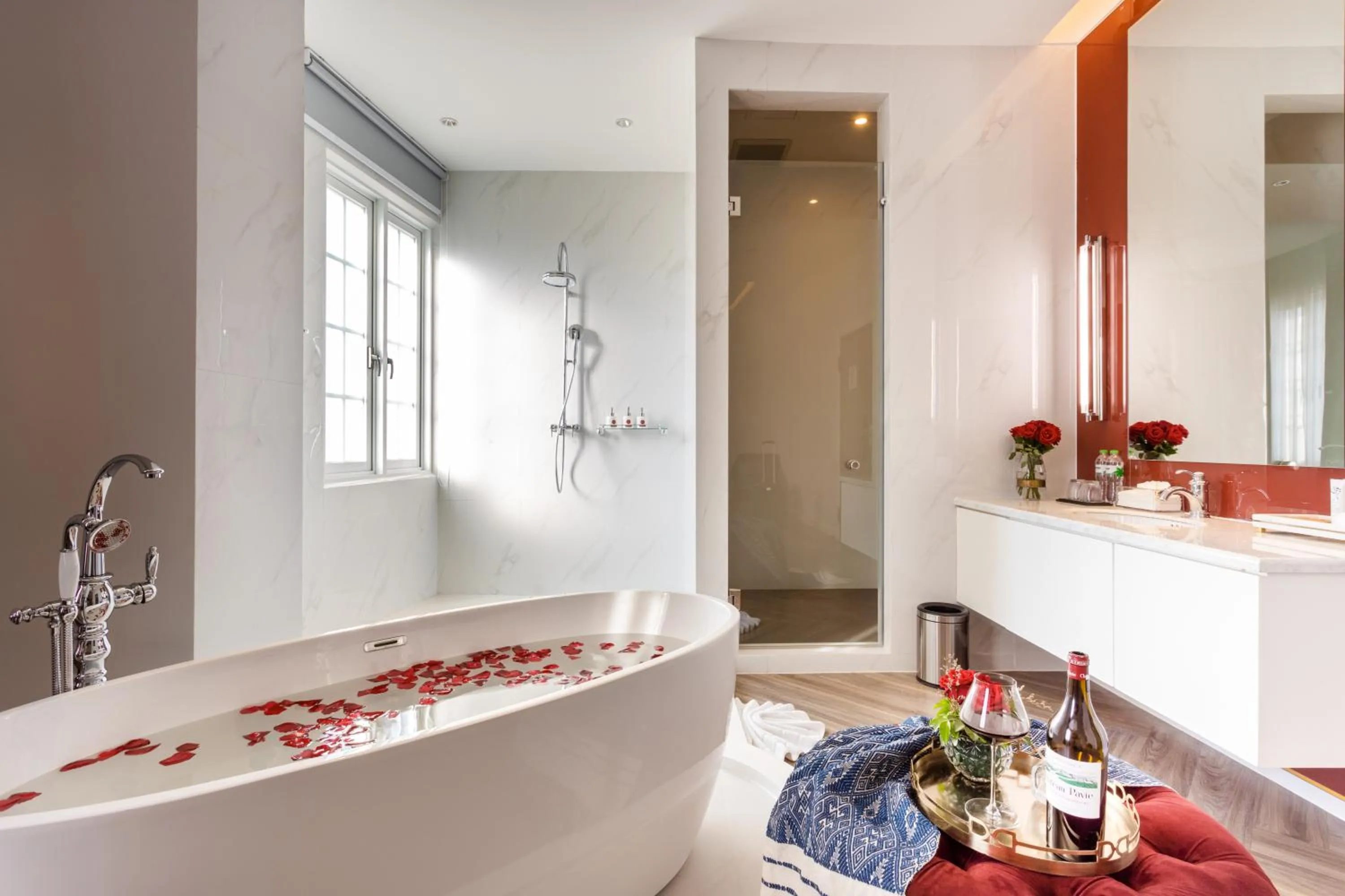 Hot Tub in La Seine Hotel