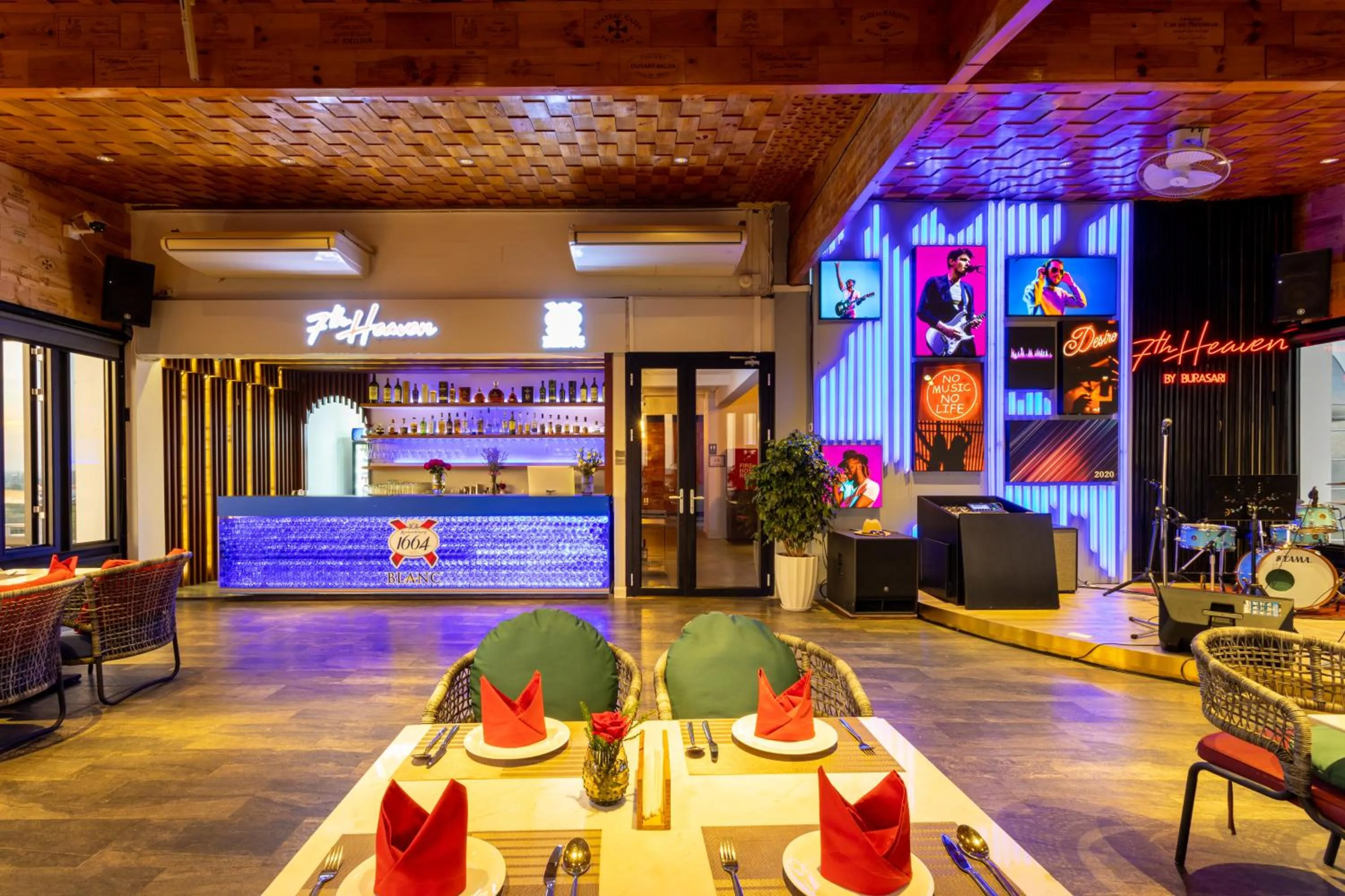 Lounge or bar in La Seine Hotel