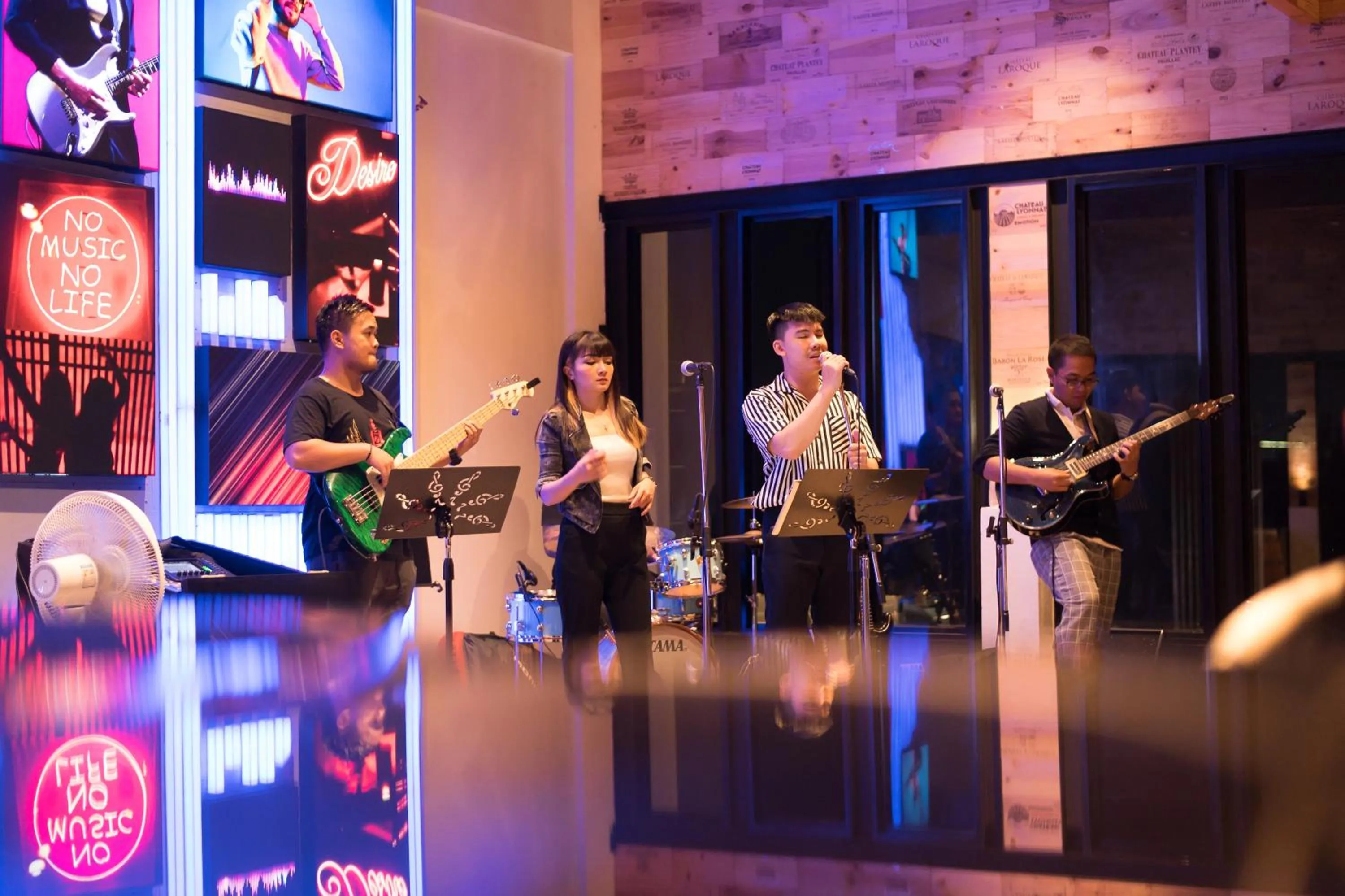 Restaurant/places to eat in La Seine Hotel