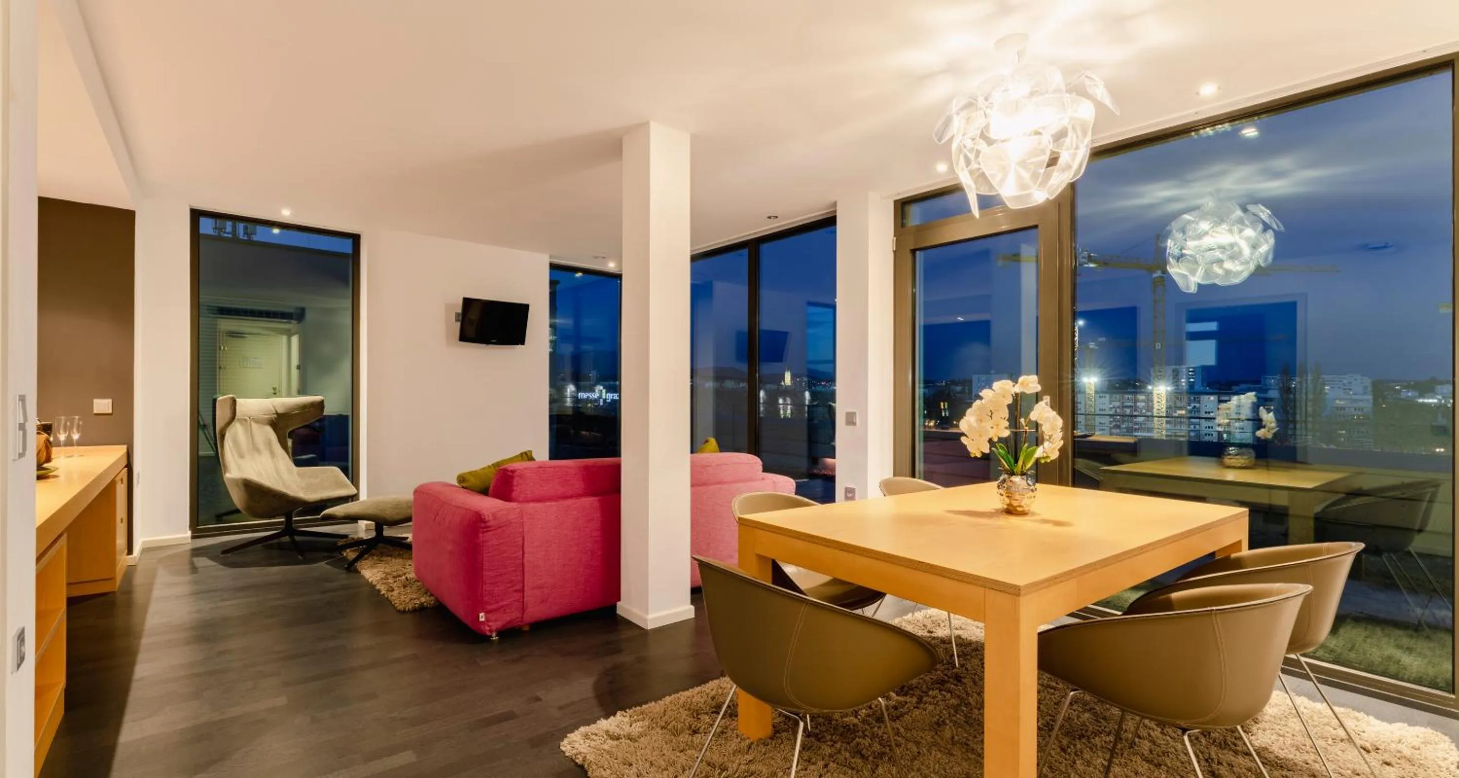 Dining area in Roomz Graz