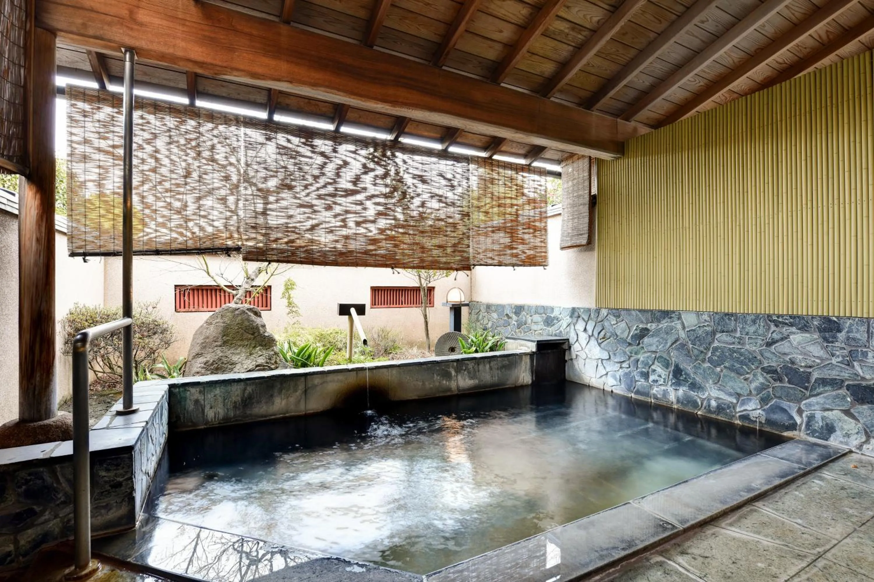 Hot Spring Bath in Rakusuien