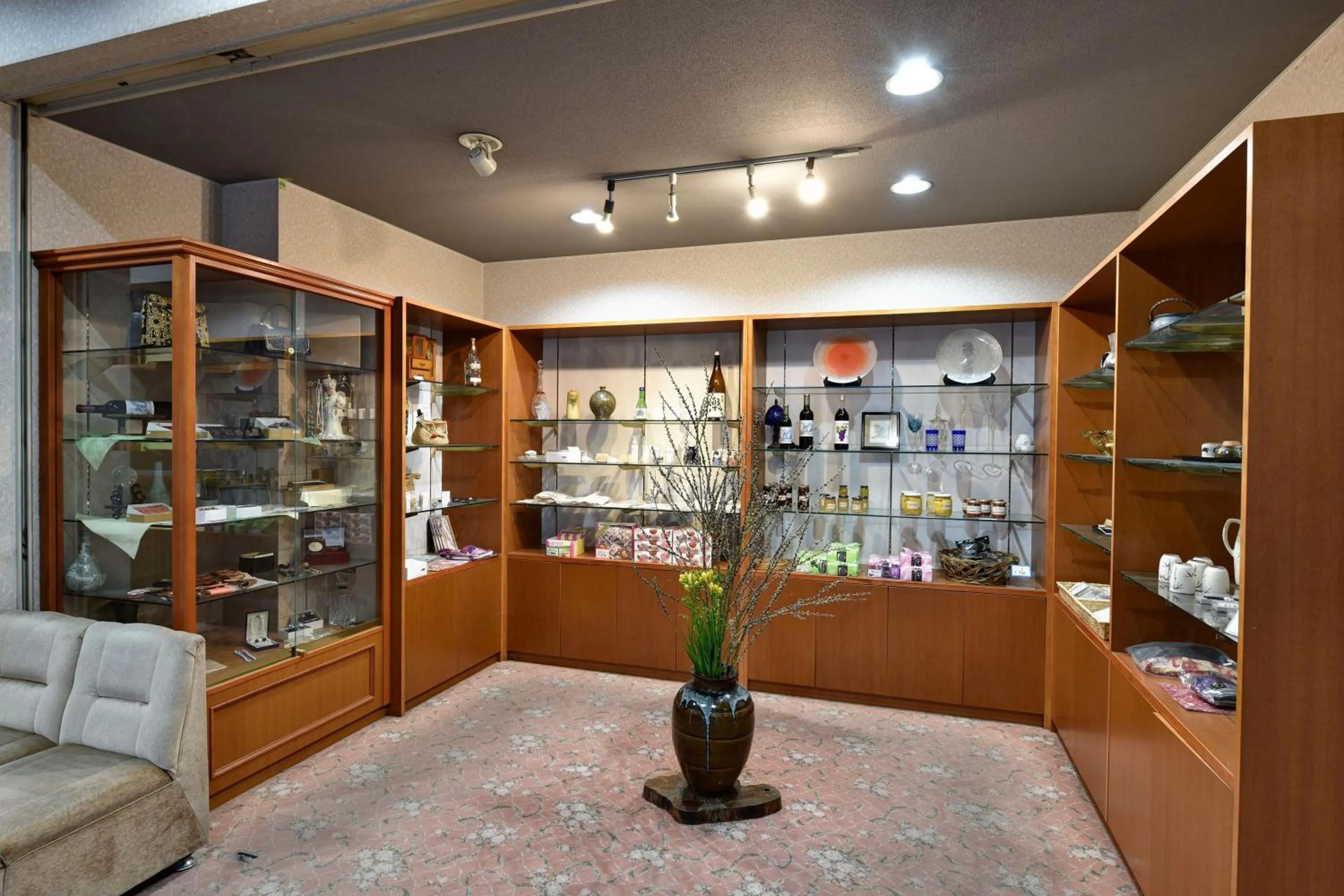 On-site shops in Rakusuien