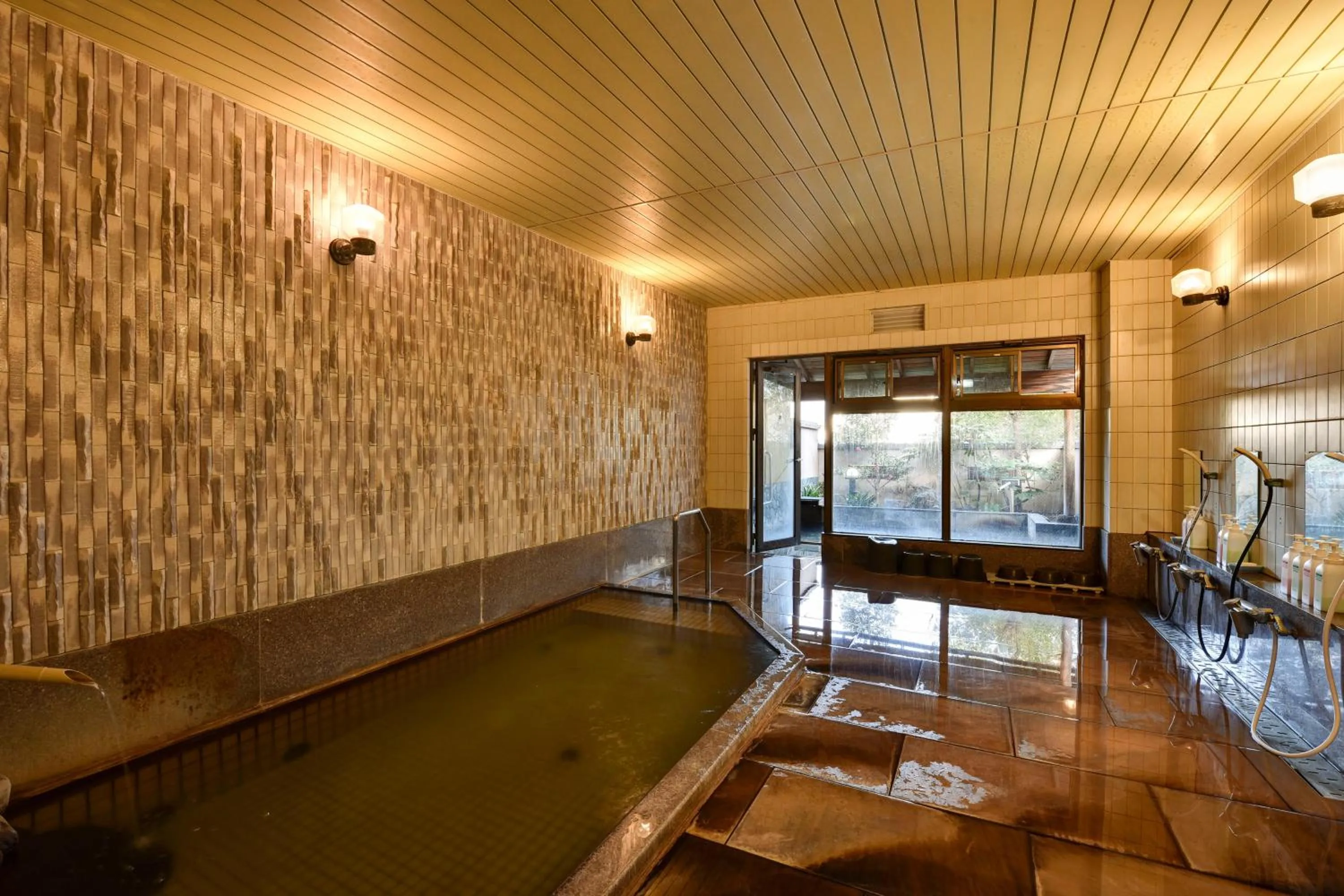 Hot Spring Bath in Rakusuien