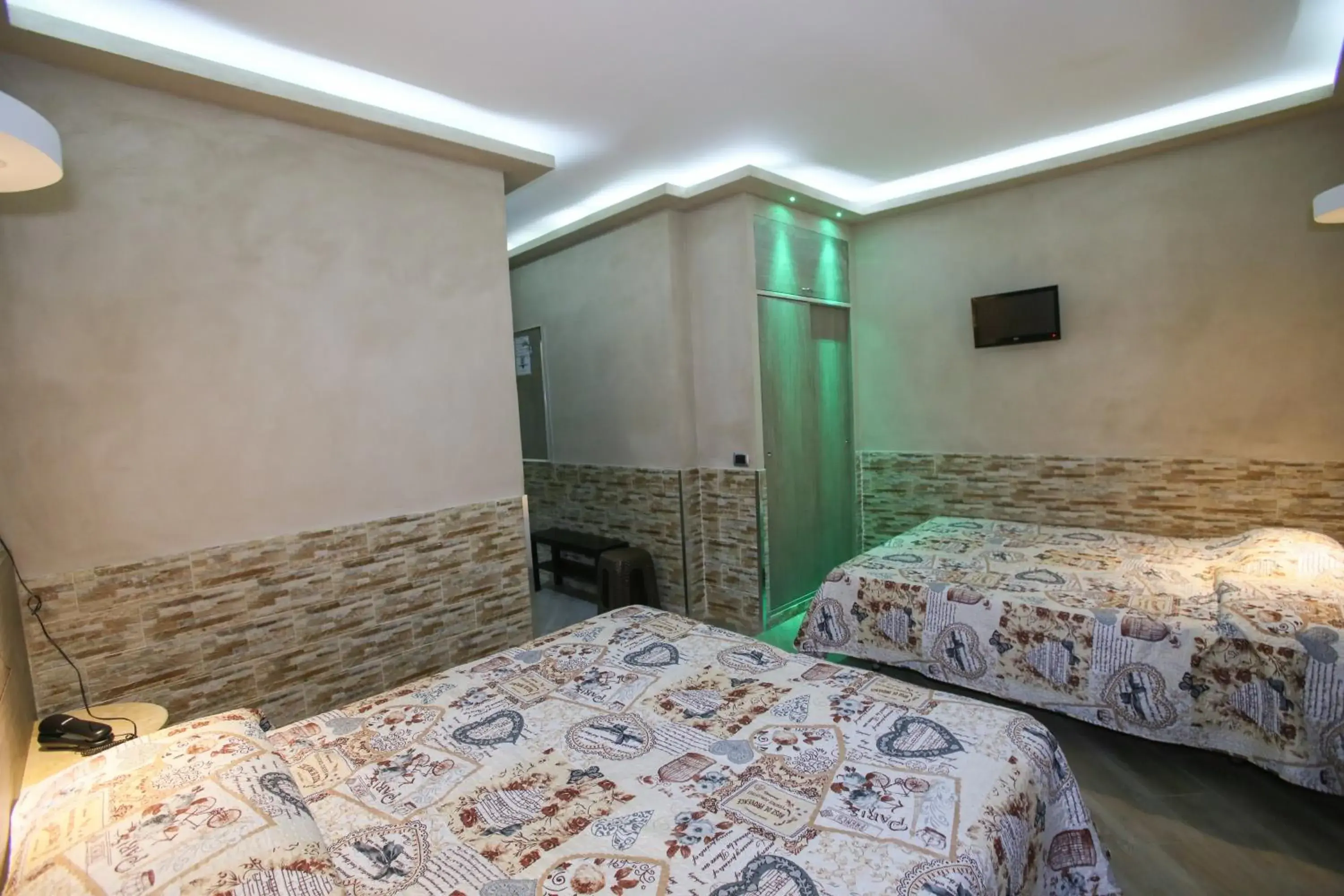 Quadruple Room in Pensione Enea Quadruple Room in Pensione Enea