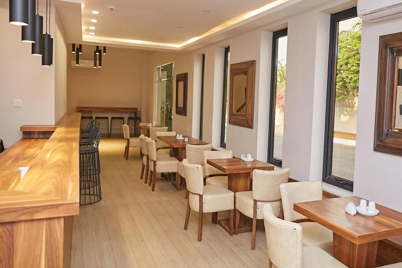 Restaurant/places to eat in The Cabin Hotel