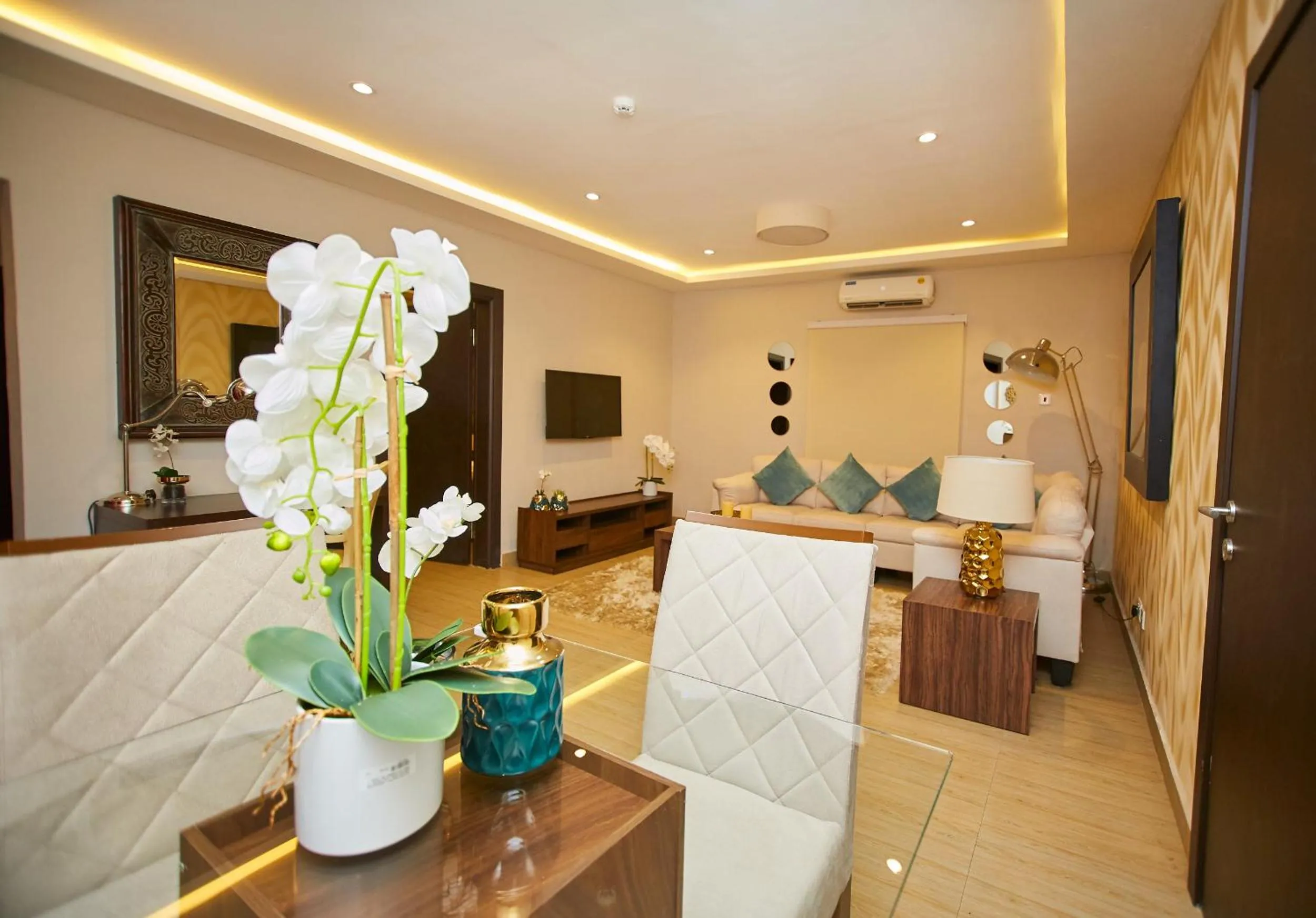 Coffee/tea facilities in The Cabin Hotel