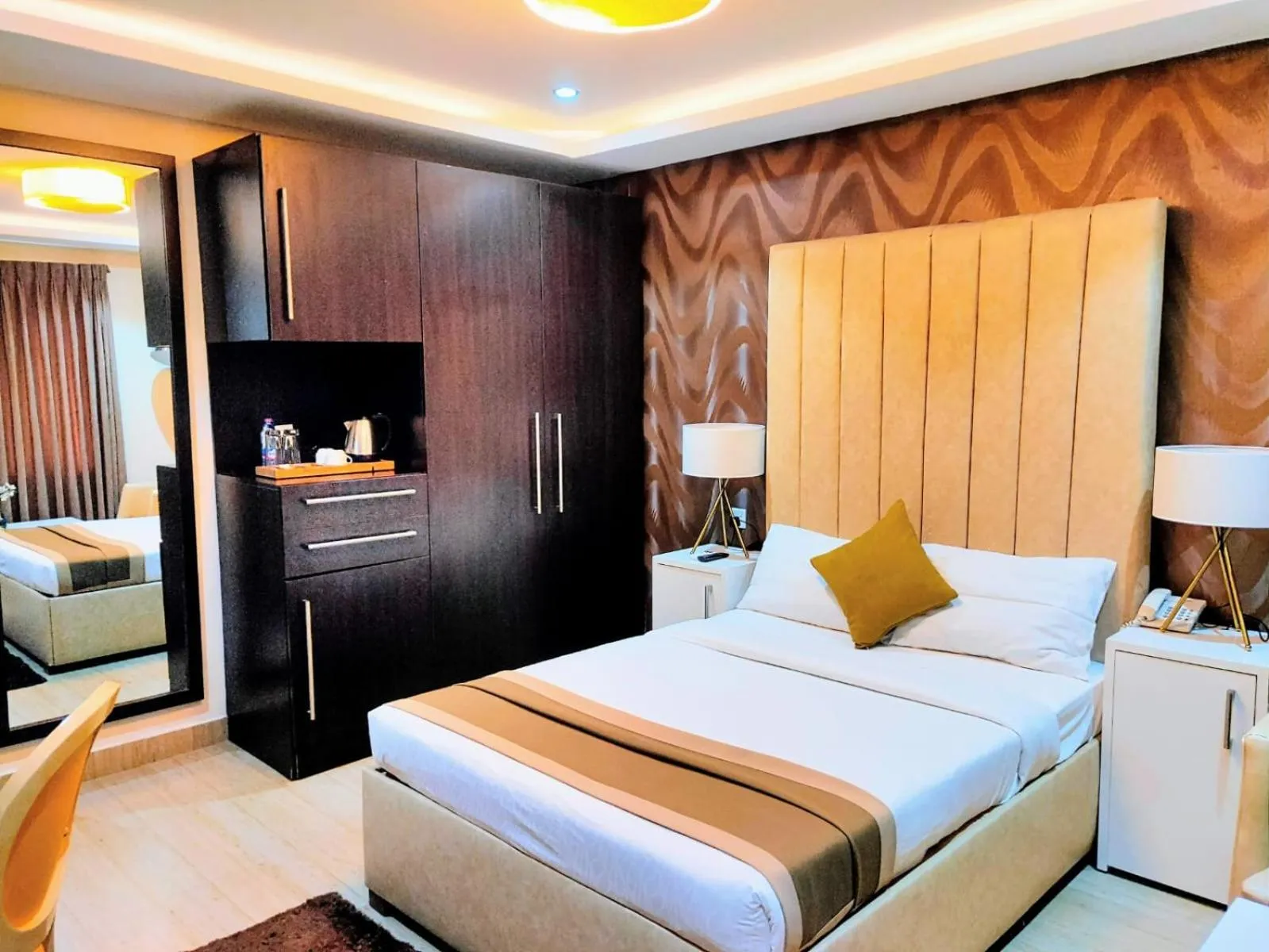 Bedroom, Bed in The Cabin Hotel