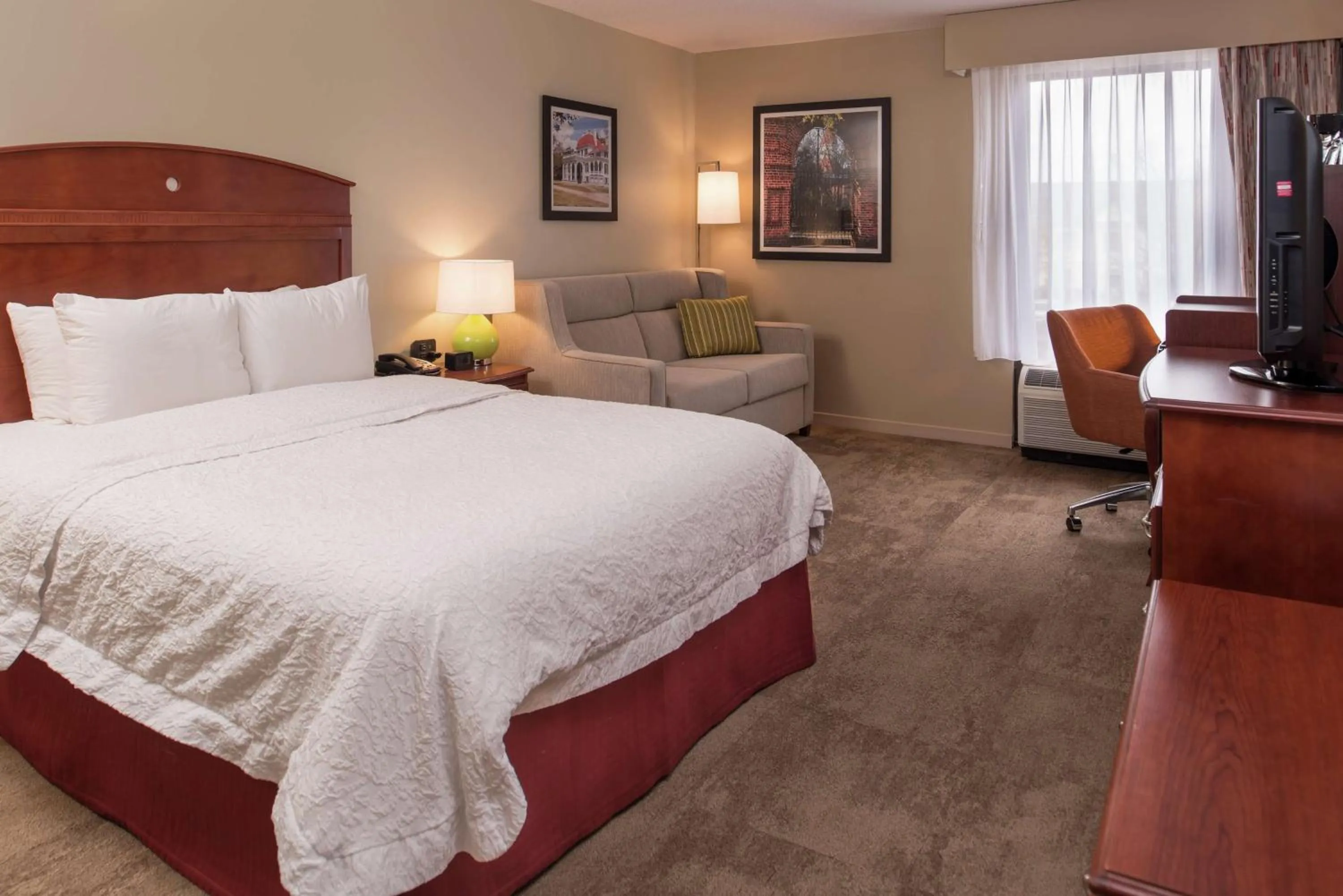 Bedroom, Bed in Hampton Inn Columbia Northeast-Fort Jackson Area