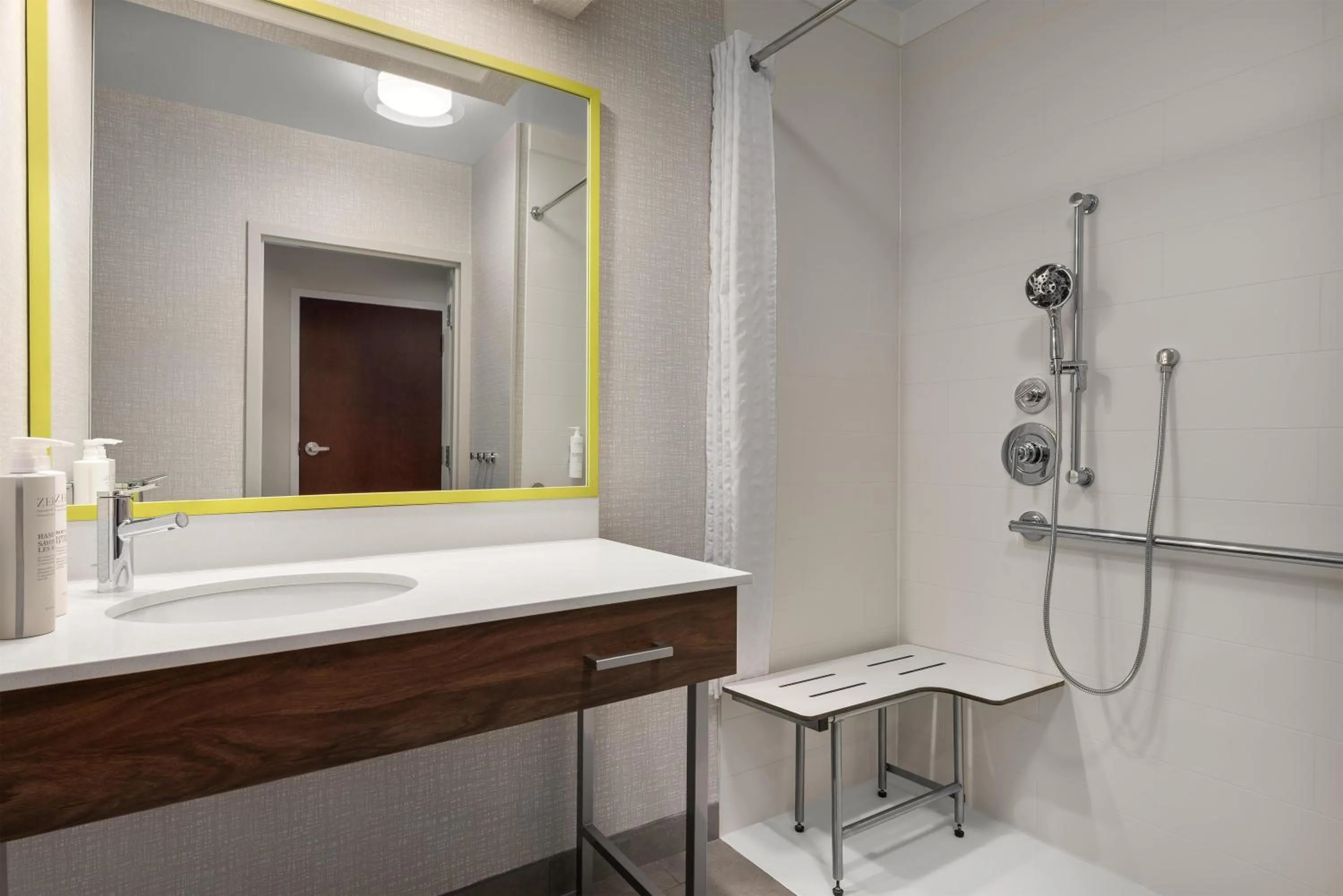 Bathroom in Hampton Inn Columbia Northeast-Fort Jackson Area