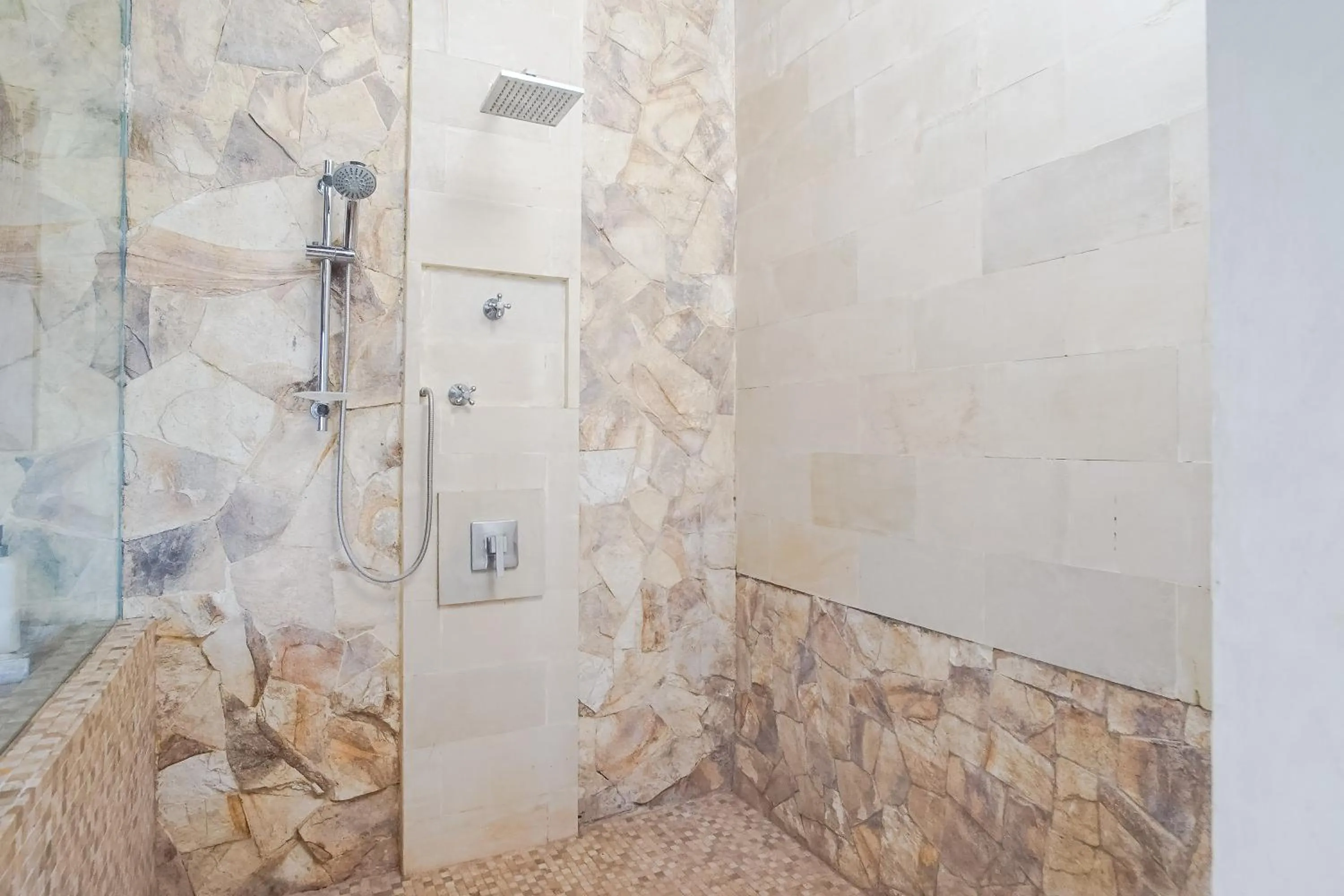 Bathroom in The Ocean Views Luxury Villas & Apartment