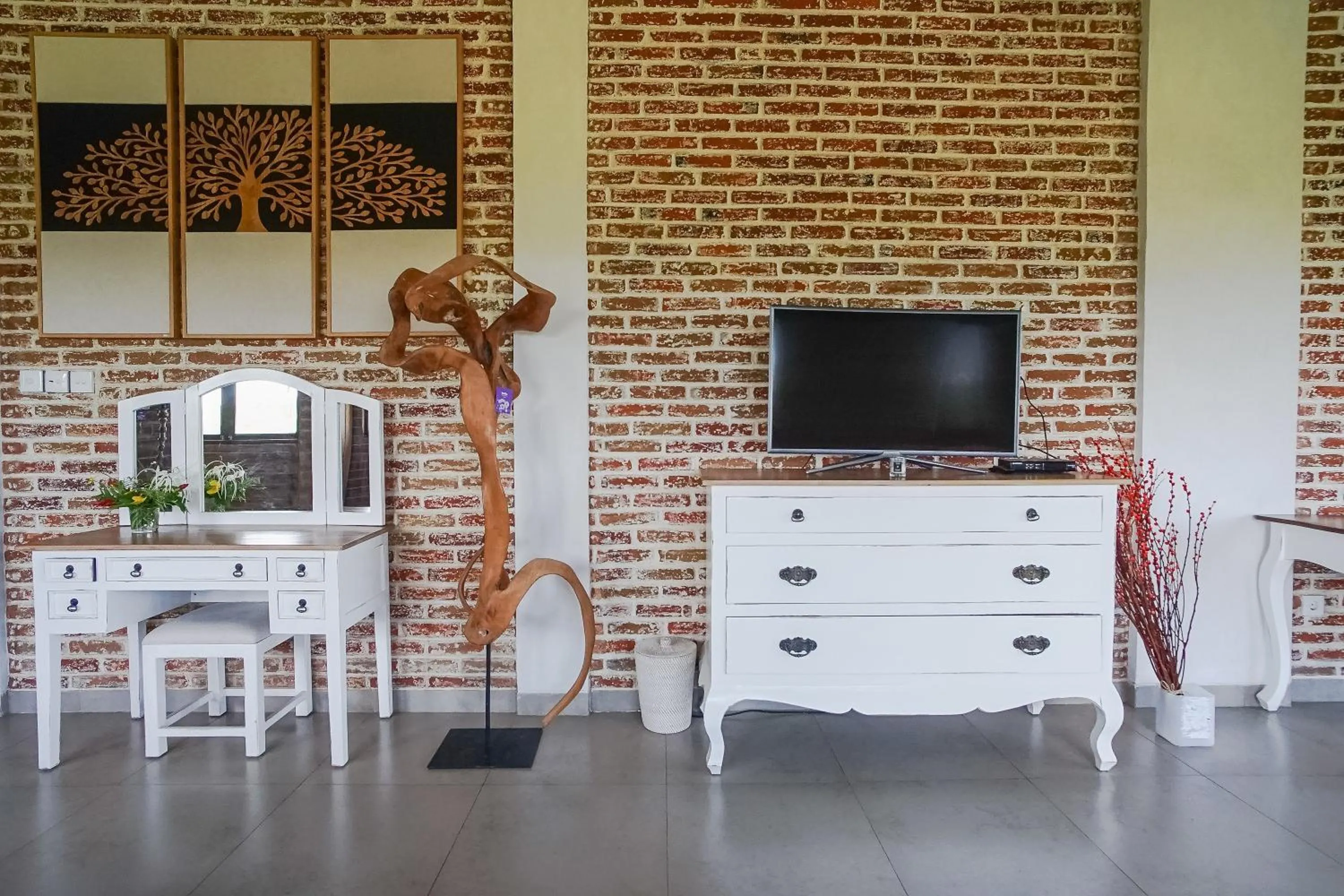 Communal lounge/ TV room in The Ocean Views Luxury Villas & Apartment