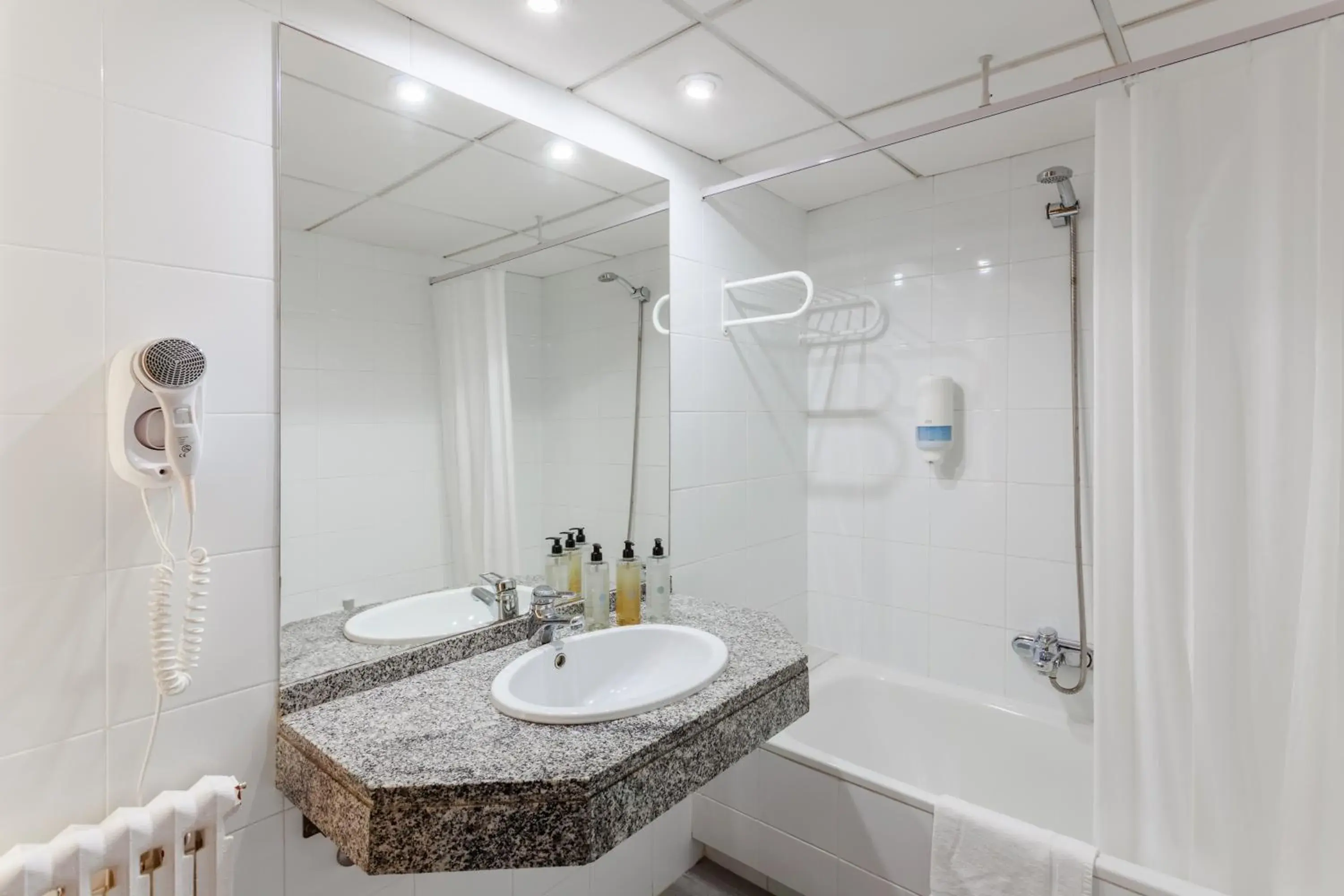 Triple Room in Checkin Torredembarra Triple Room in Checkin Torredembarra