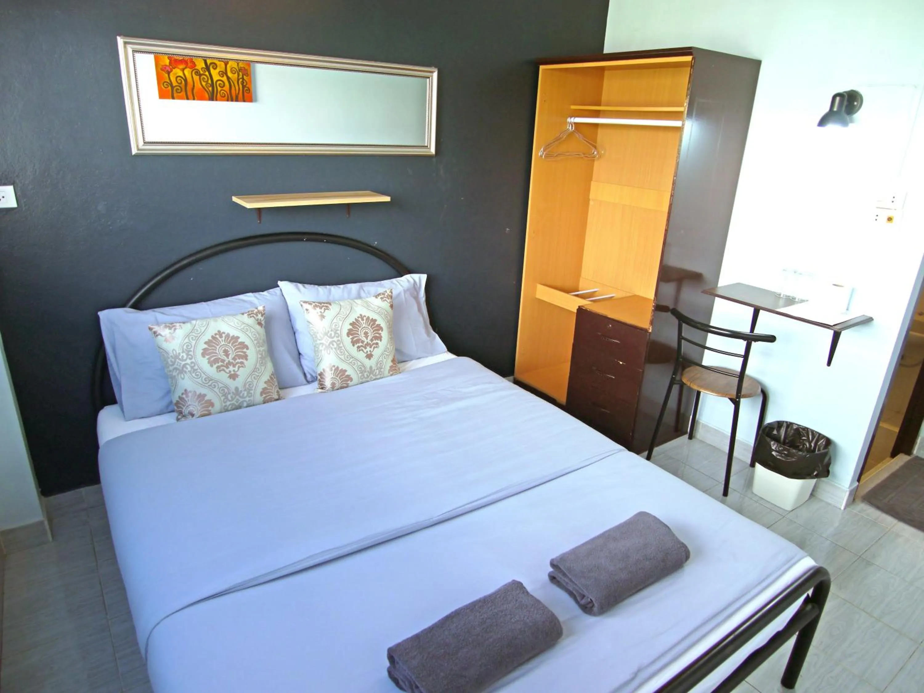 Photo of the whole room, Bed in Mam's House Khaosan