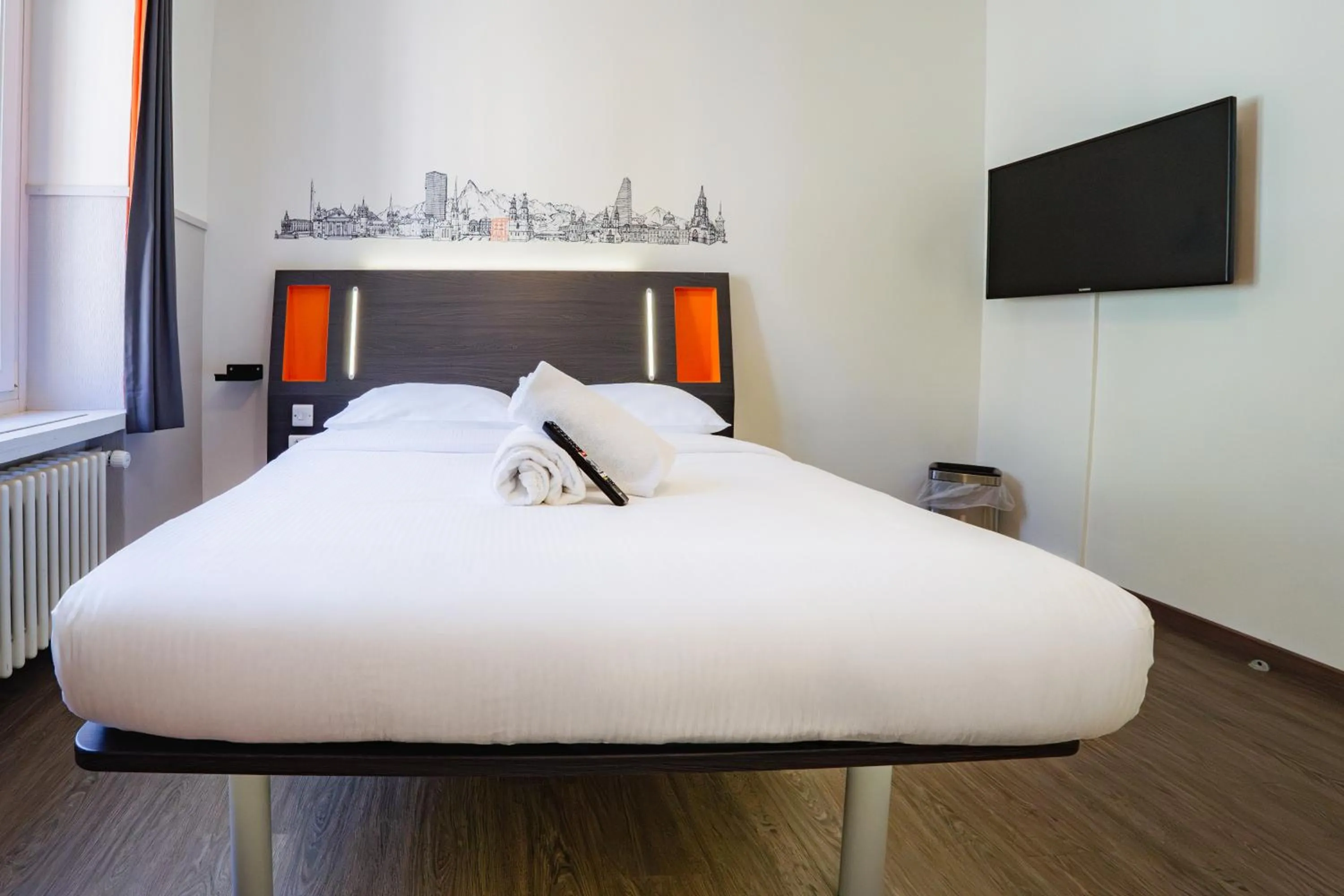 Photo of the whole room, Bed in easyHotel Zürich City Limmatplatz