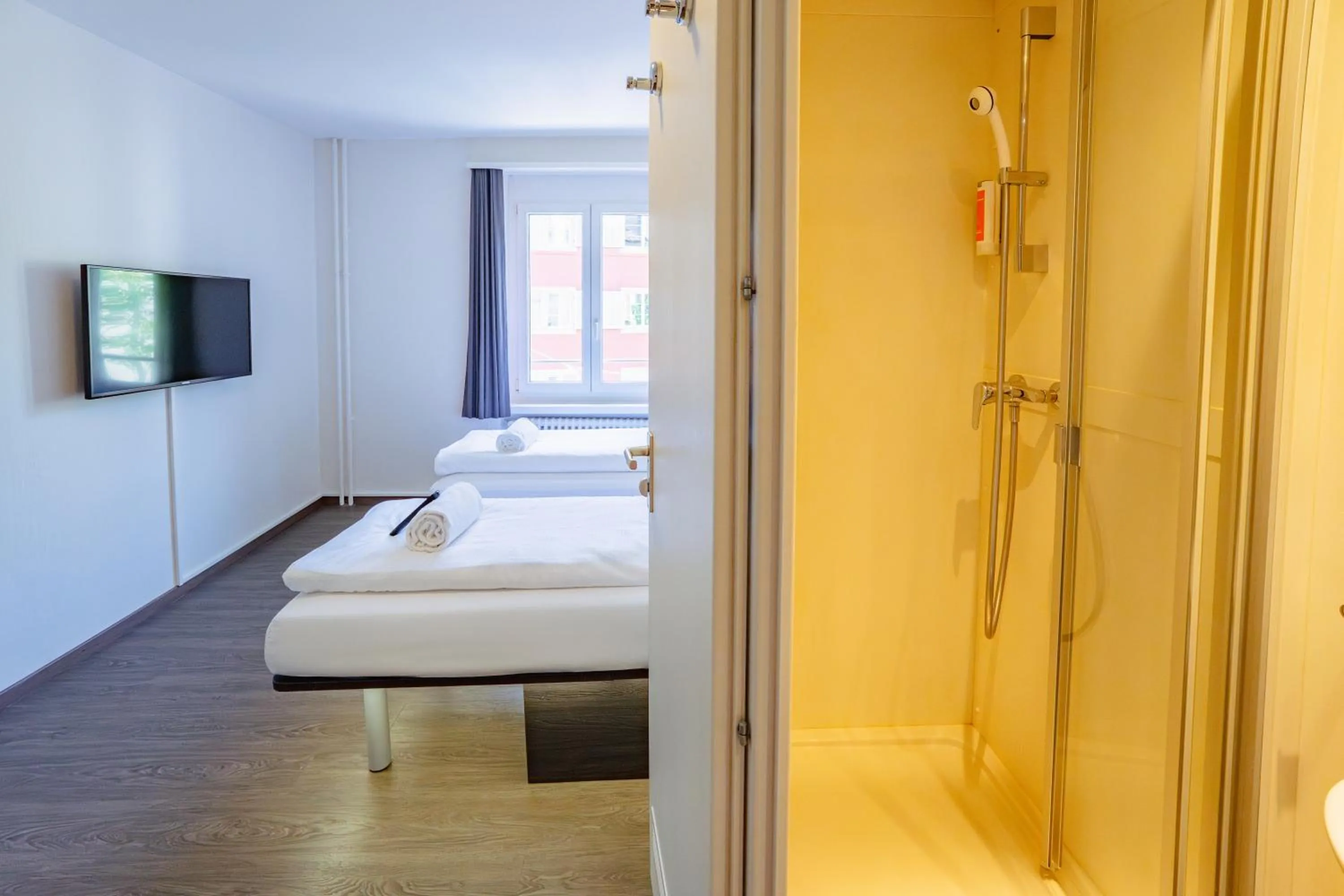 Shower, Bed in easyHotel Zürich City Limmatplatz