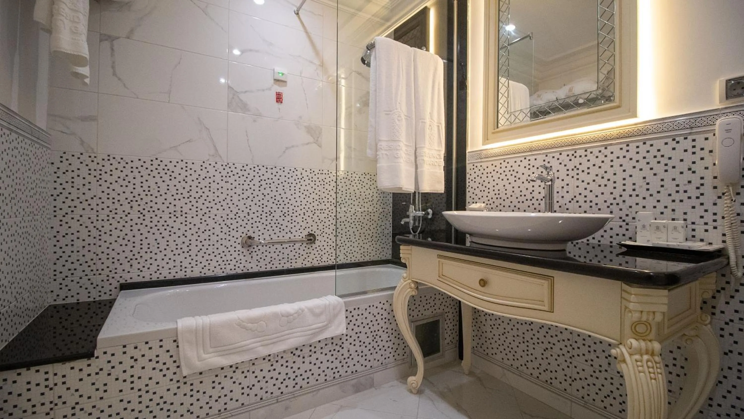 Hot Tub in Residence City Garden - Certificate of Excellence Top 10 BEST Five-Stars City Hotels for 2024 awarded by HTIF