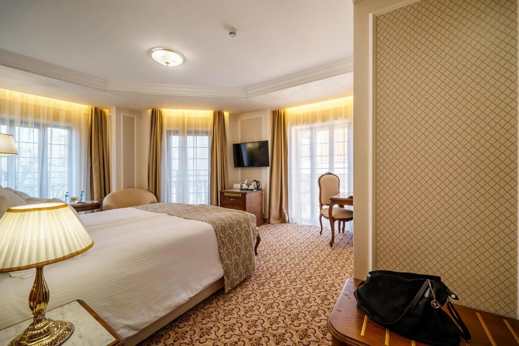 Photo of the whole room, Bed in Residence City Garden - Certificate of Excellence Top 10 BEST Five-Stars City Hotels for 2024 awarded by HTIF