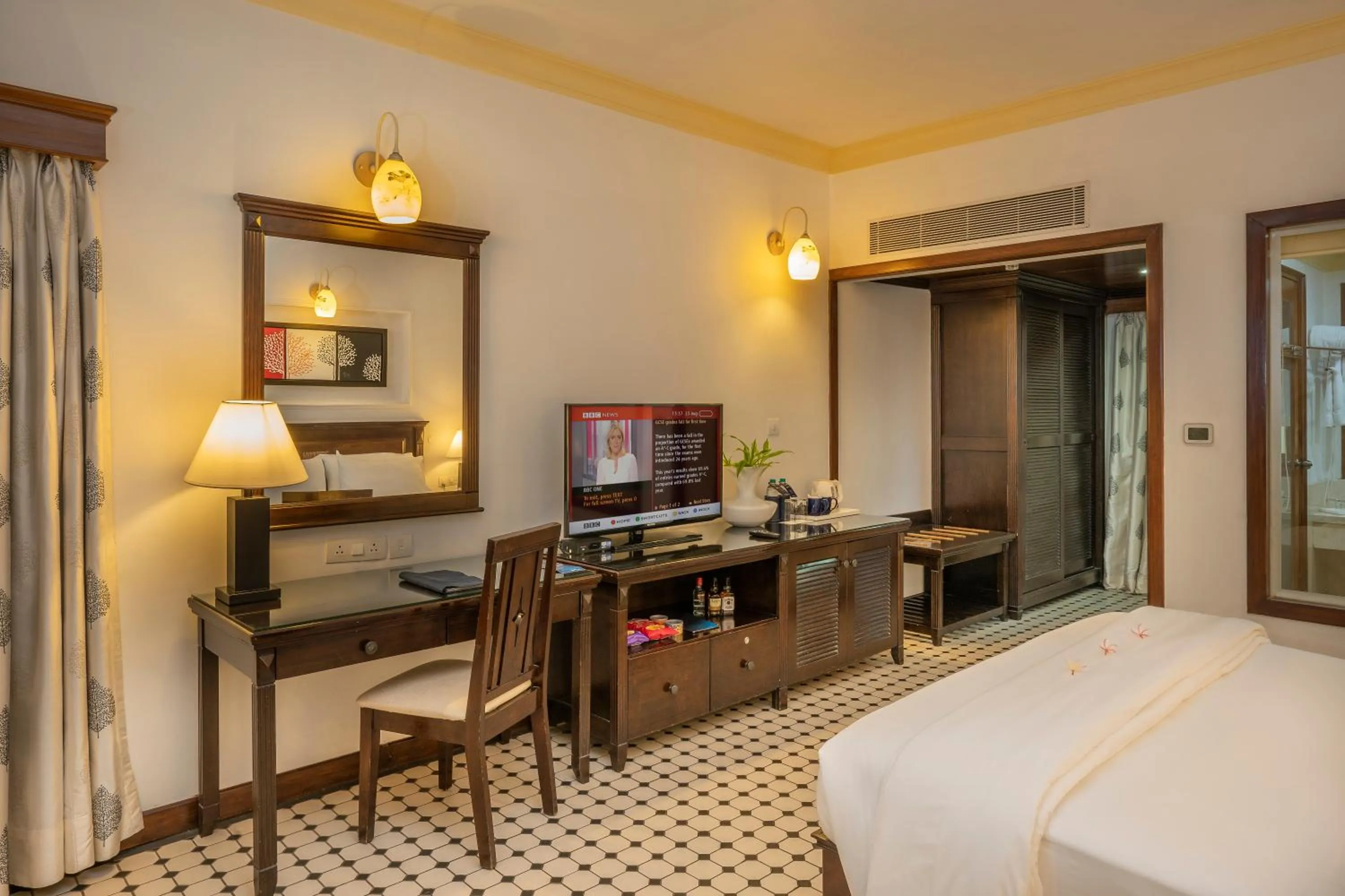 TV and multimedia, Bed in Radisson Blu Resort, Goa