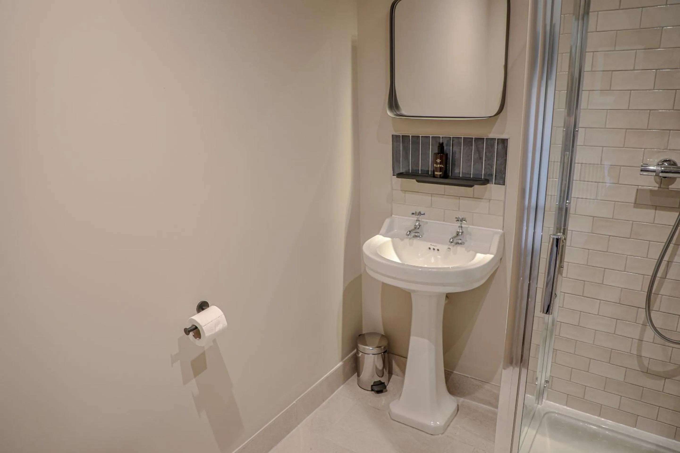 Bathroom in Bridge End Hotel