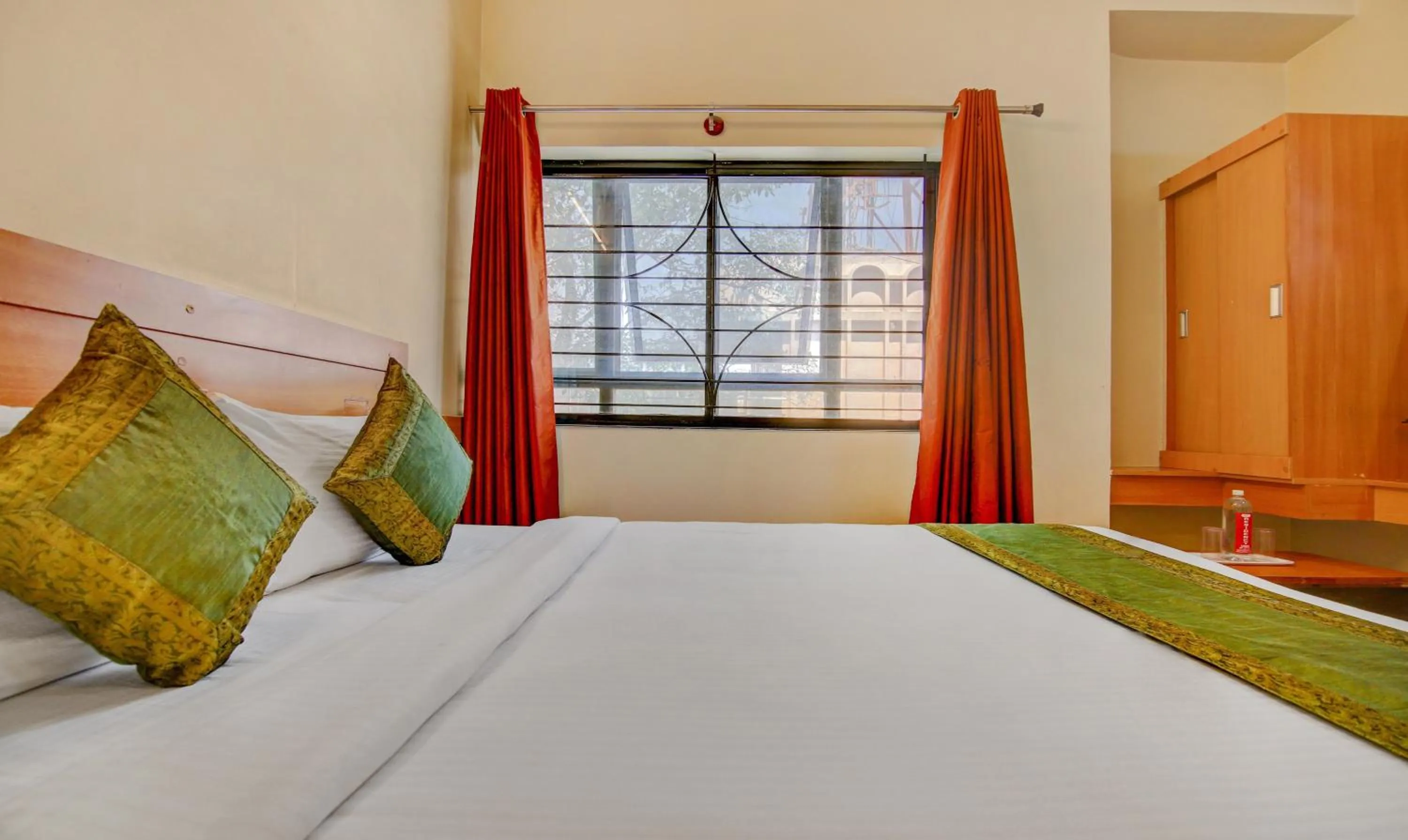 Bedroom, Bed in Itsy Hotels KES Residency, 10 Min From KSR Bengaluru City Junction