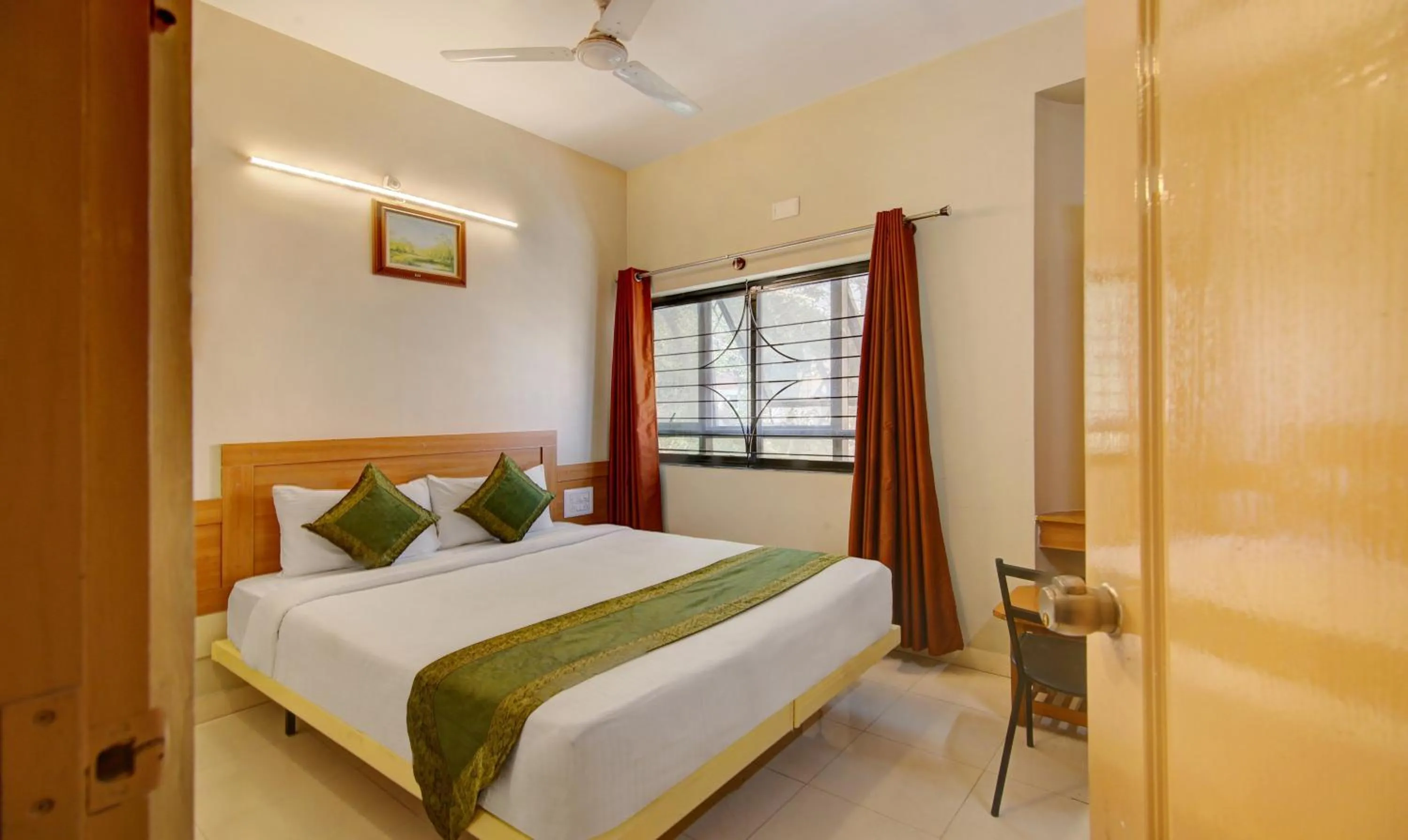 Bedroom, Bed in Itsy Hotels KES Residency, 10 Min From KSR Bengaluru City Junction