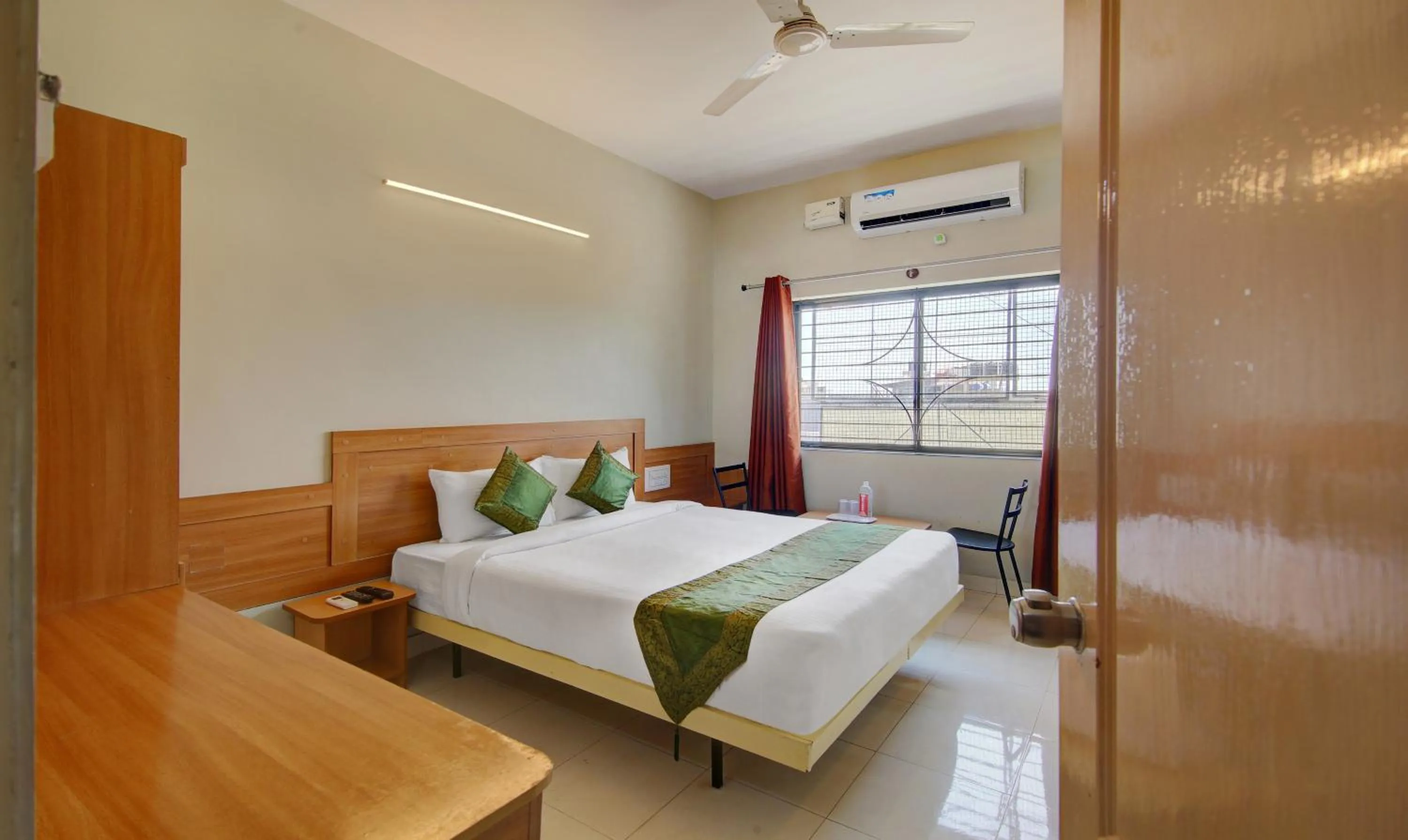 Bedroom, Bed in Itsy Hotels KES Residency, 10 Min From KSR Bengaluru City Junction