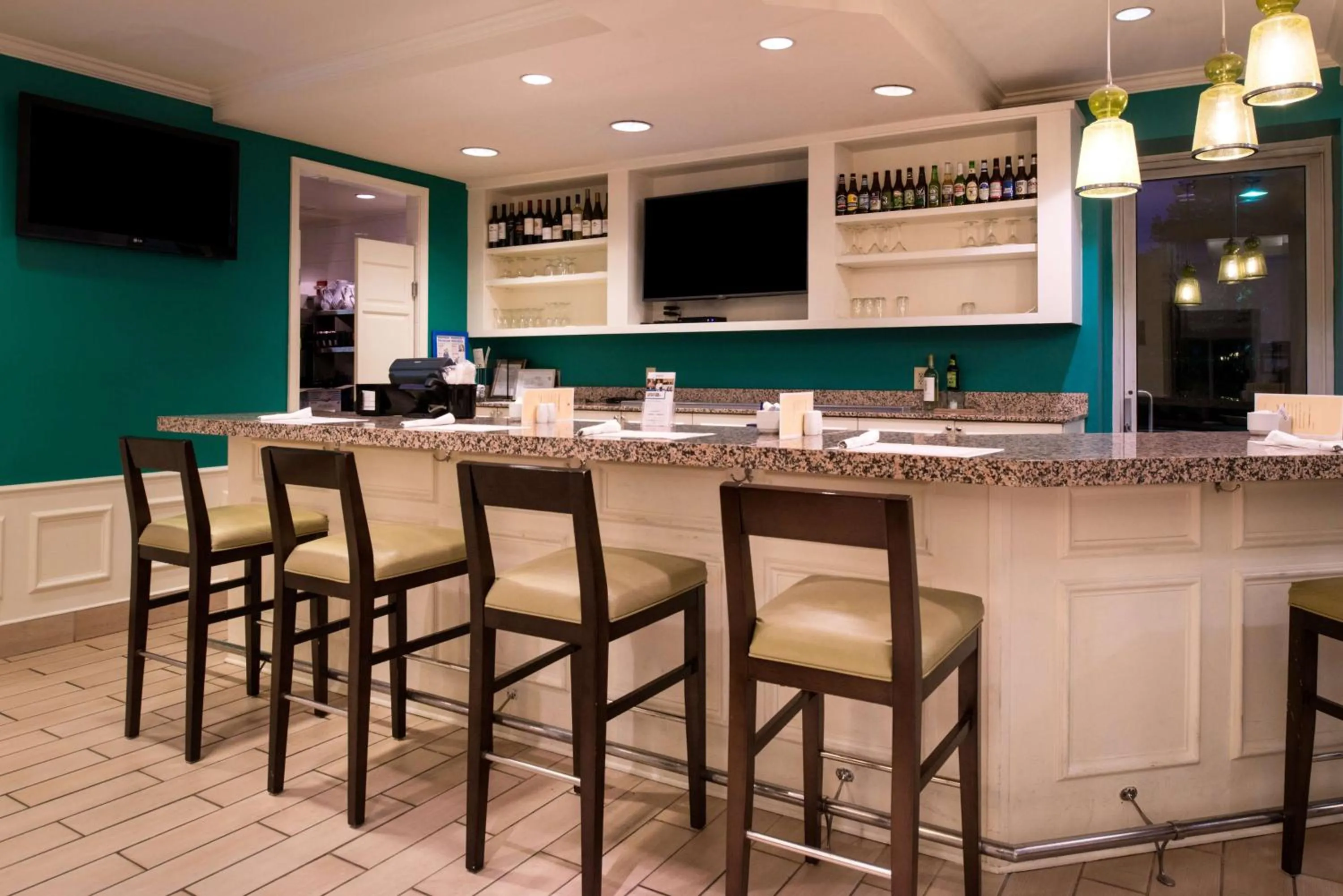 Lounge or bar in Hilton Garden Inn White Marsh
