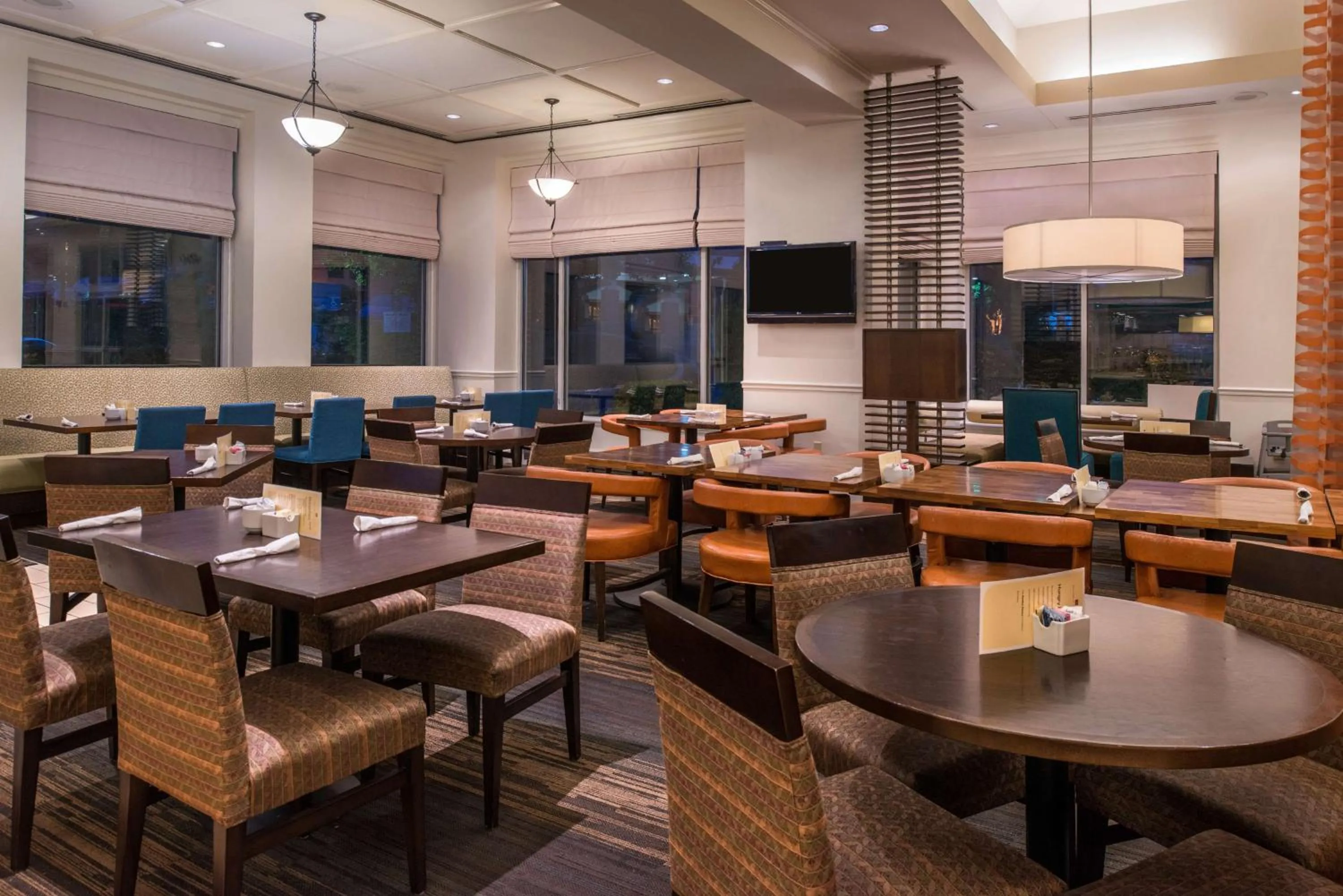 Dining area in Hilton Garden Inn White Marsh