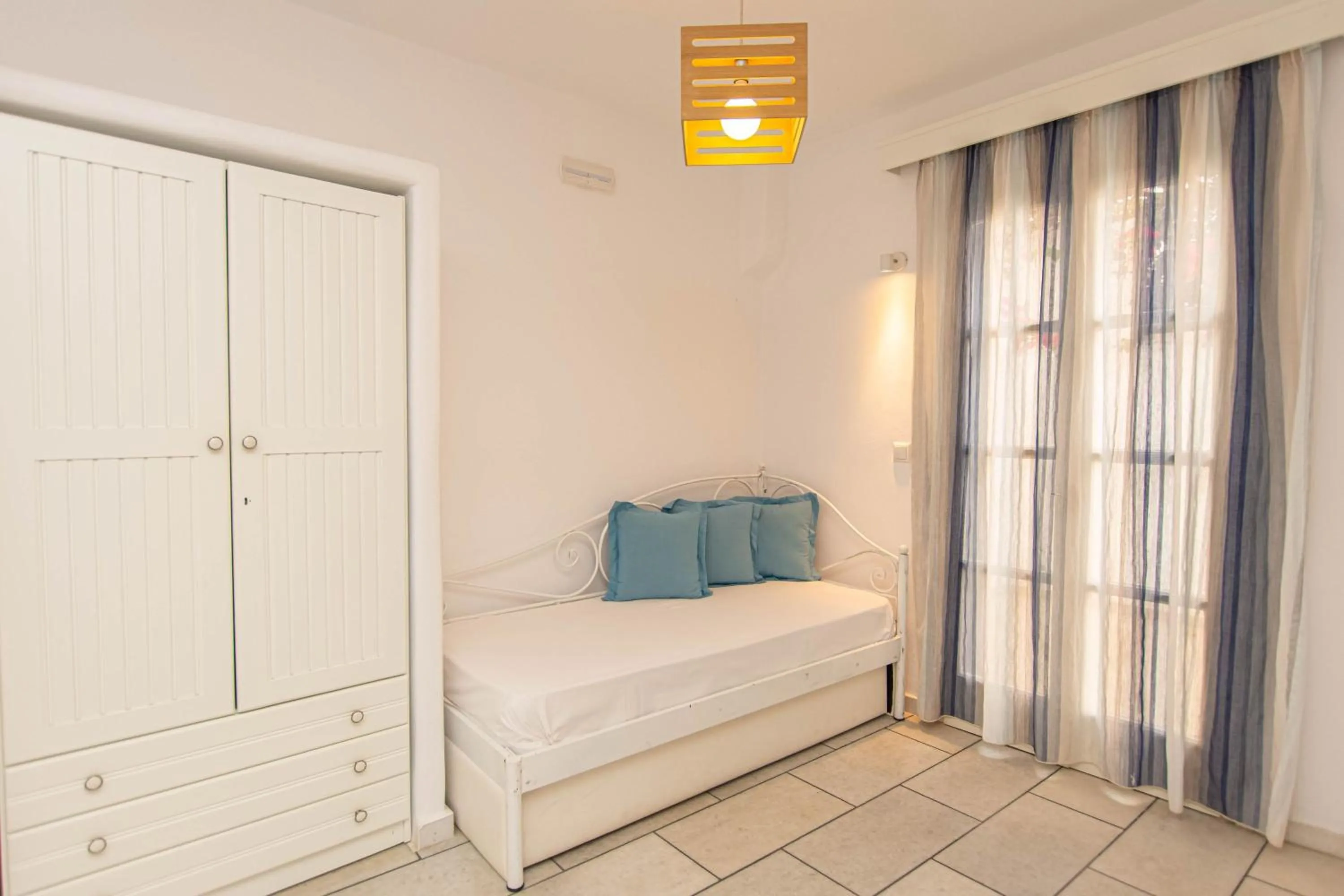 Bed in Summer Dream 1