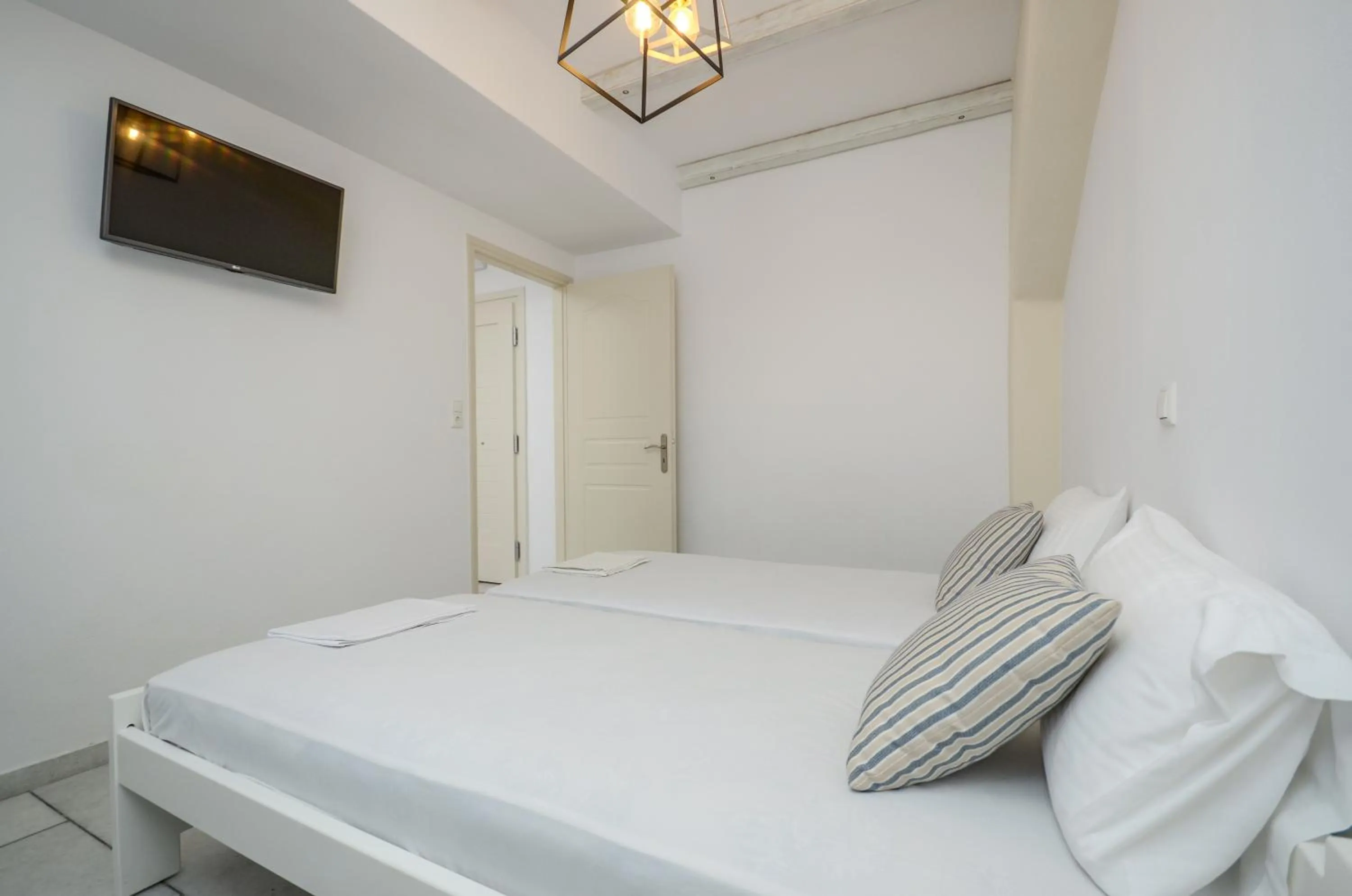 Bed in Summer Dream 1