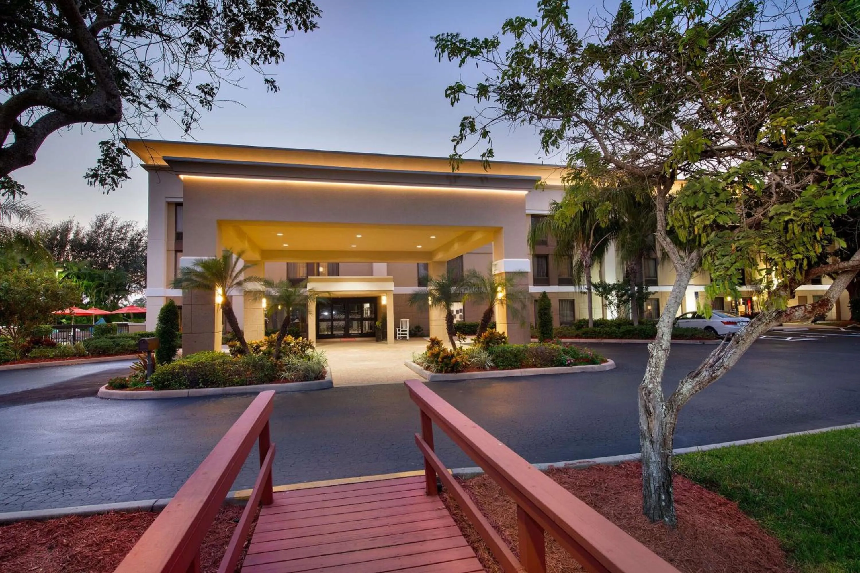 Property building in Hampton Inn Naples - I-75
