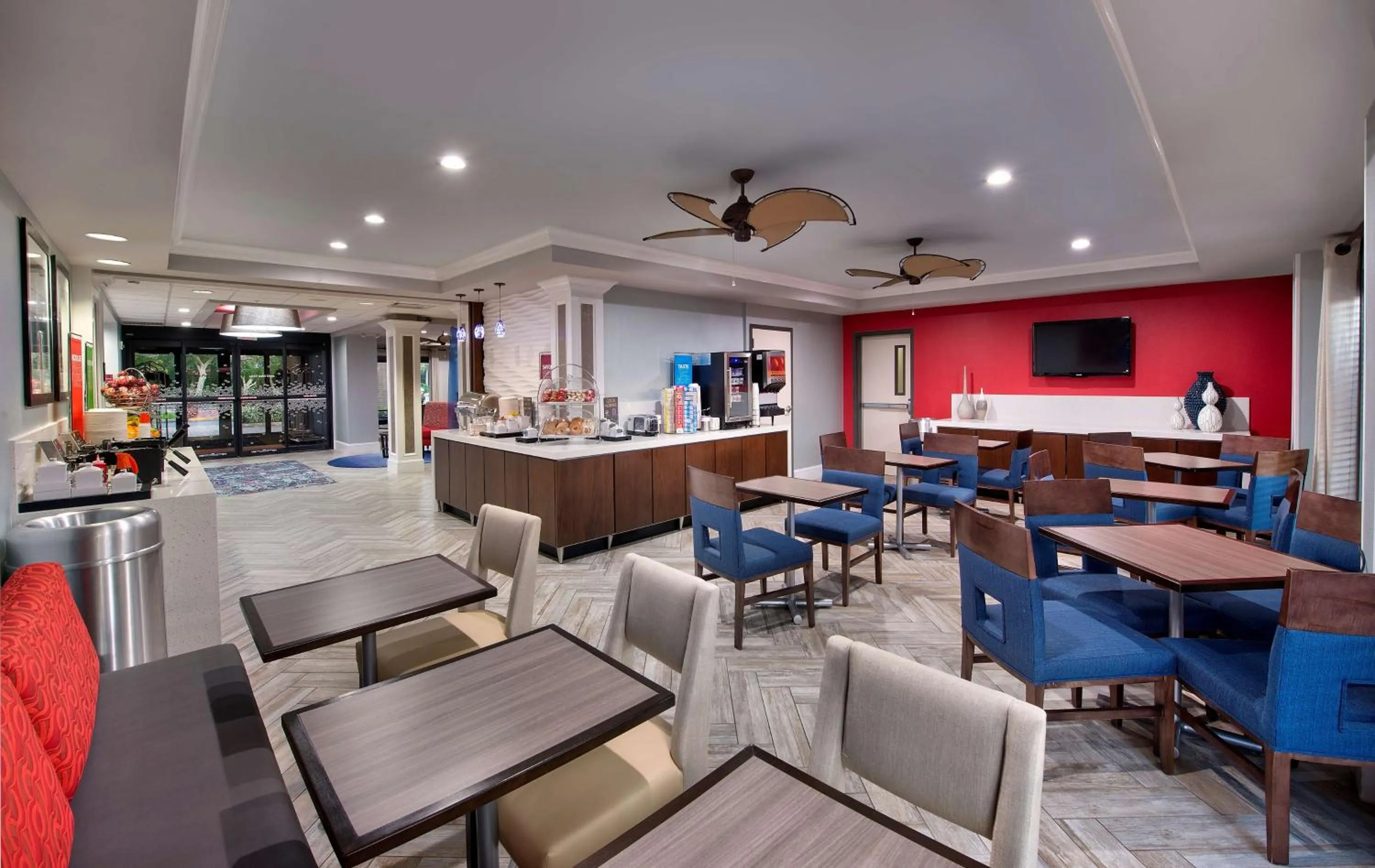 Dining area in Hampton Inn Naples - I-75