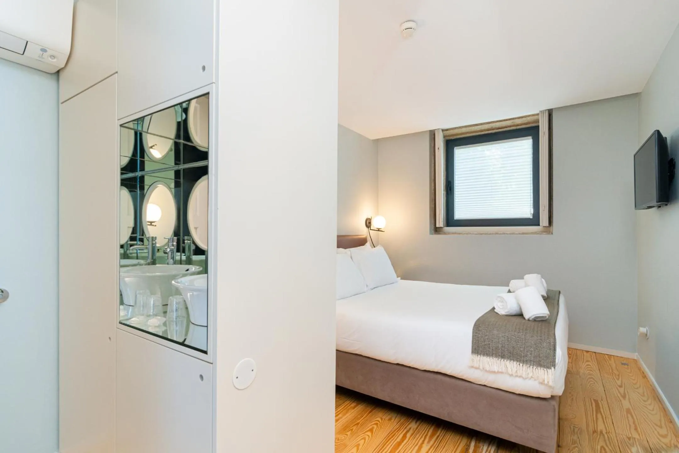 Photo of the whole room, Bed in Marquês Garden House by Olivia