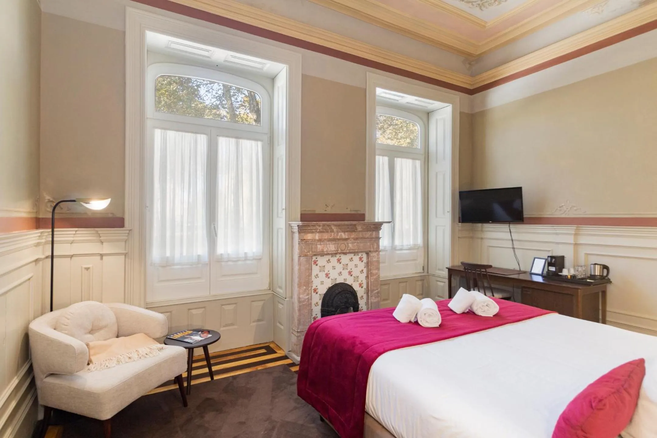 Bedroom, Bed in Marquês Garden House by Olivia