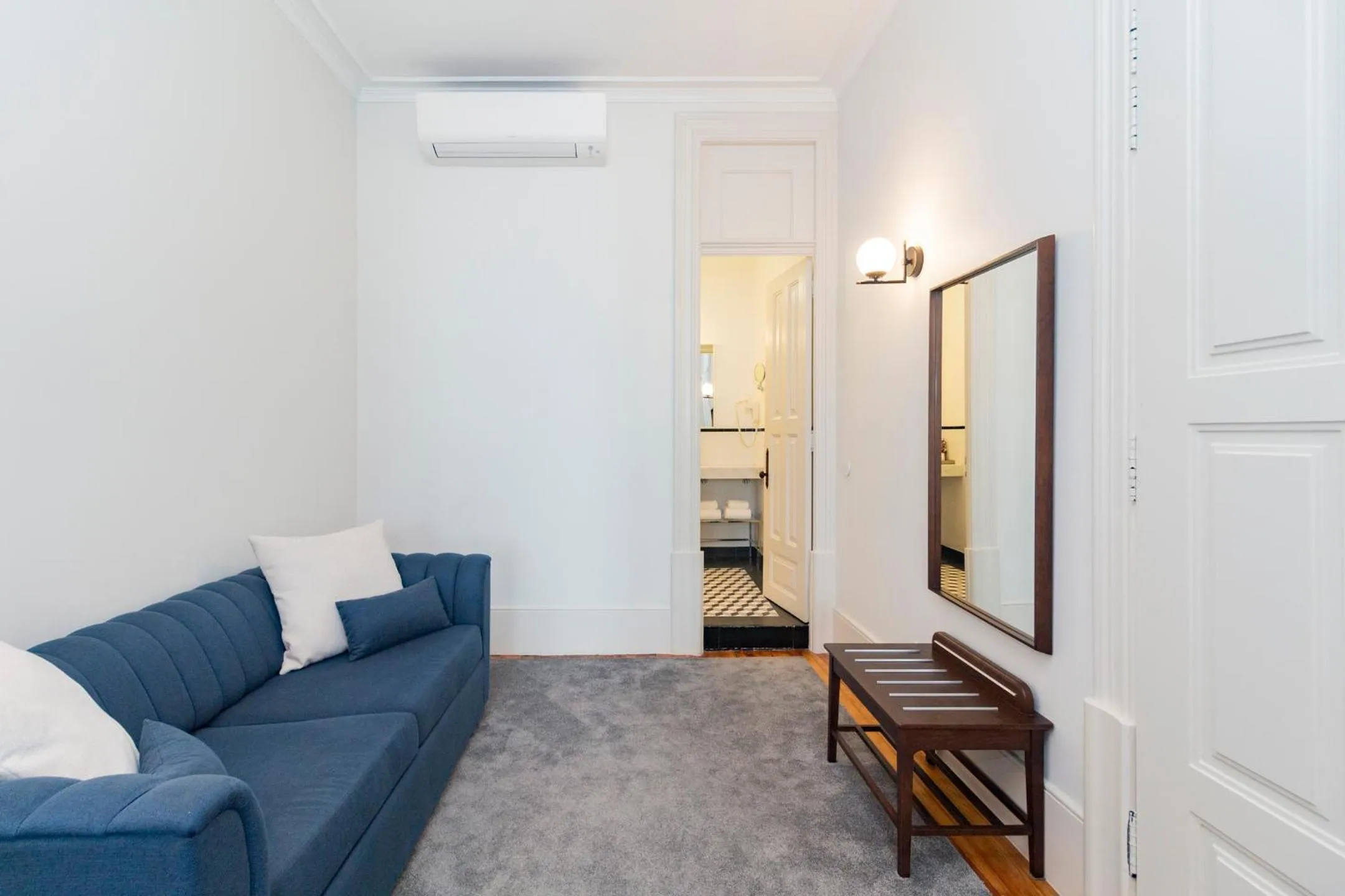 Living room, Bed in Marquês Garden House by Olivia