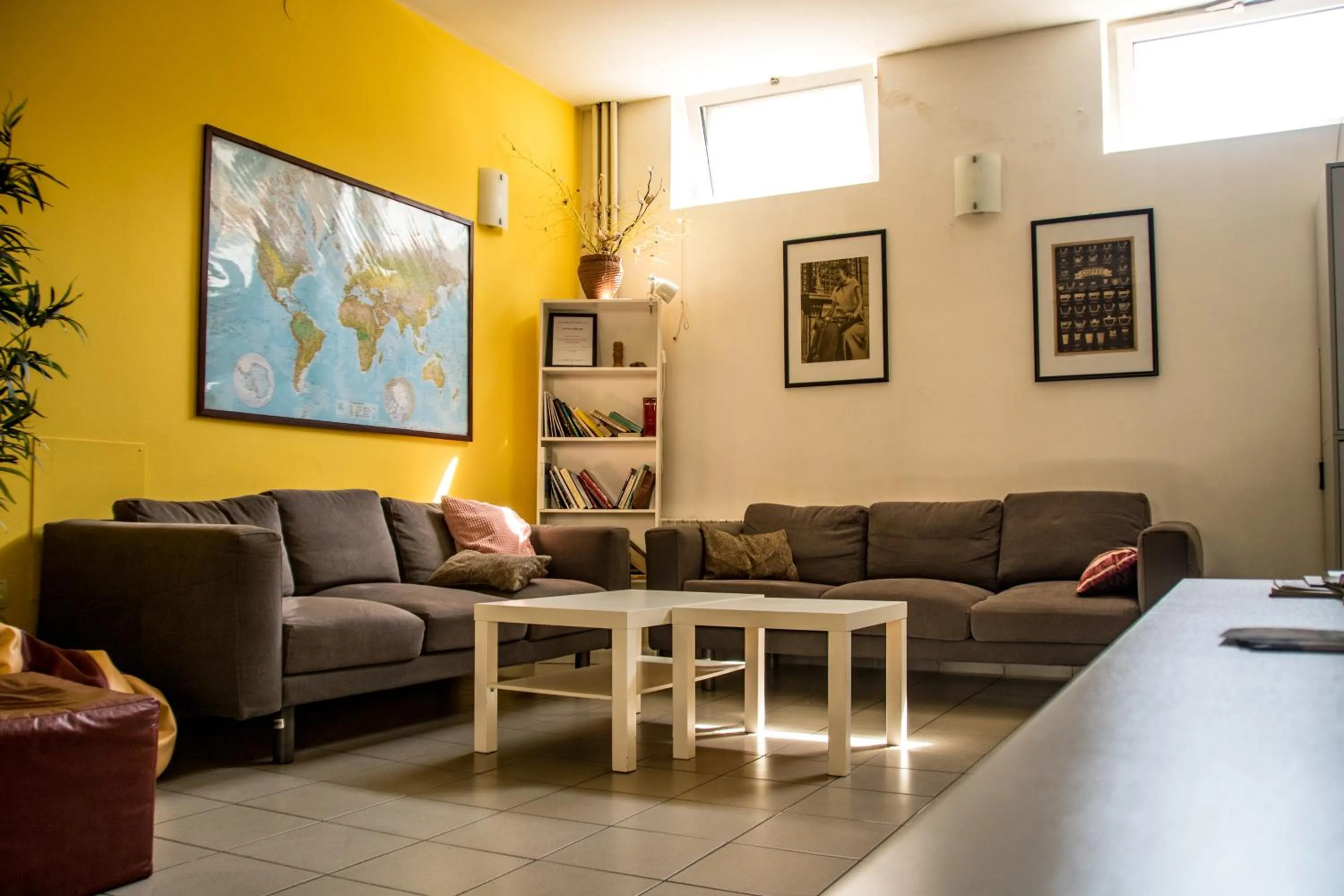 Communal lounge/ TV room in HI Hostel Zagreb