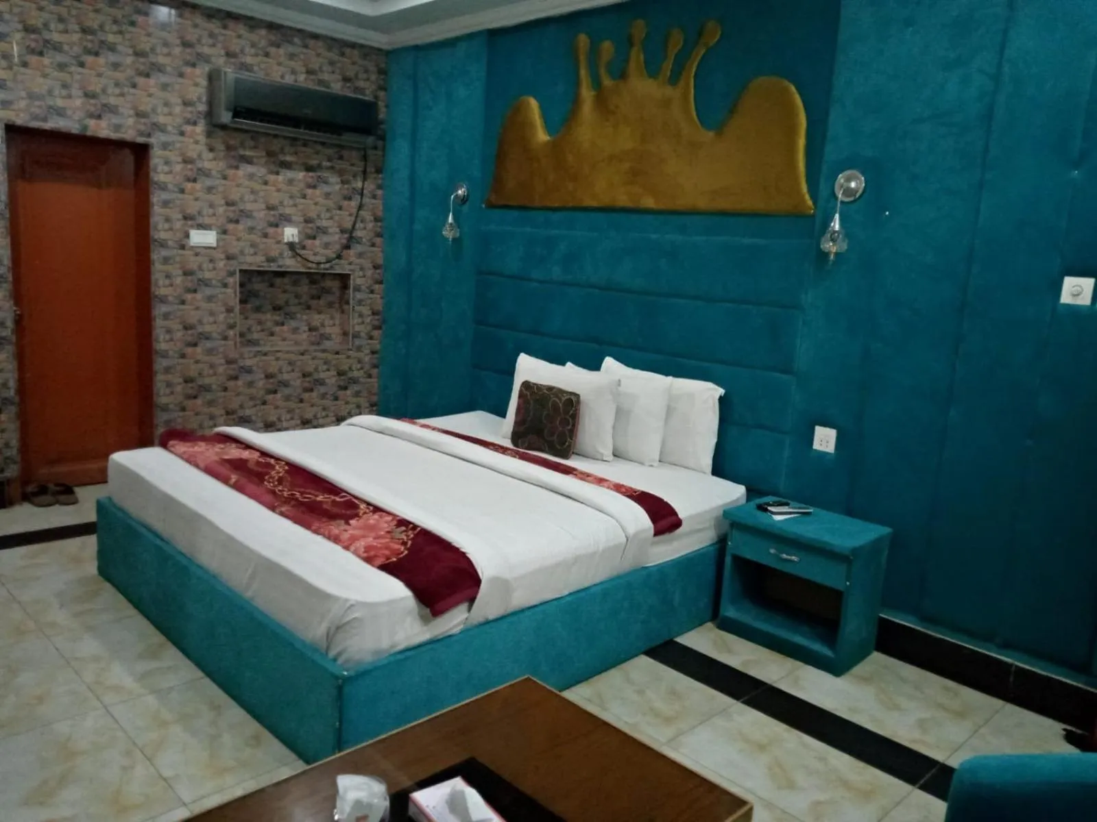 Bed in The King Hotel