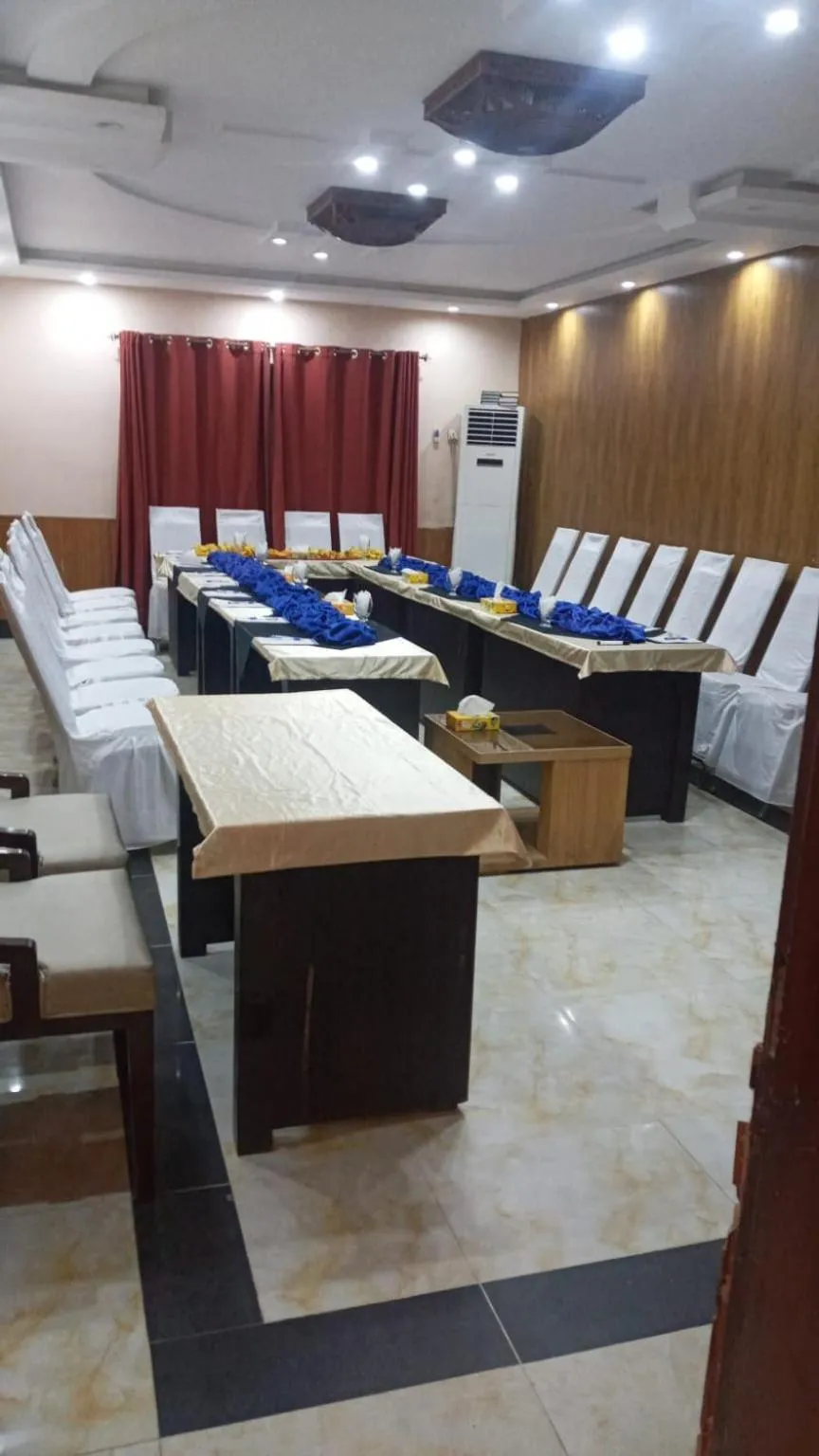 Restaurant/places to eat in The King Hotel