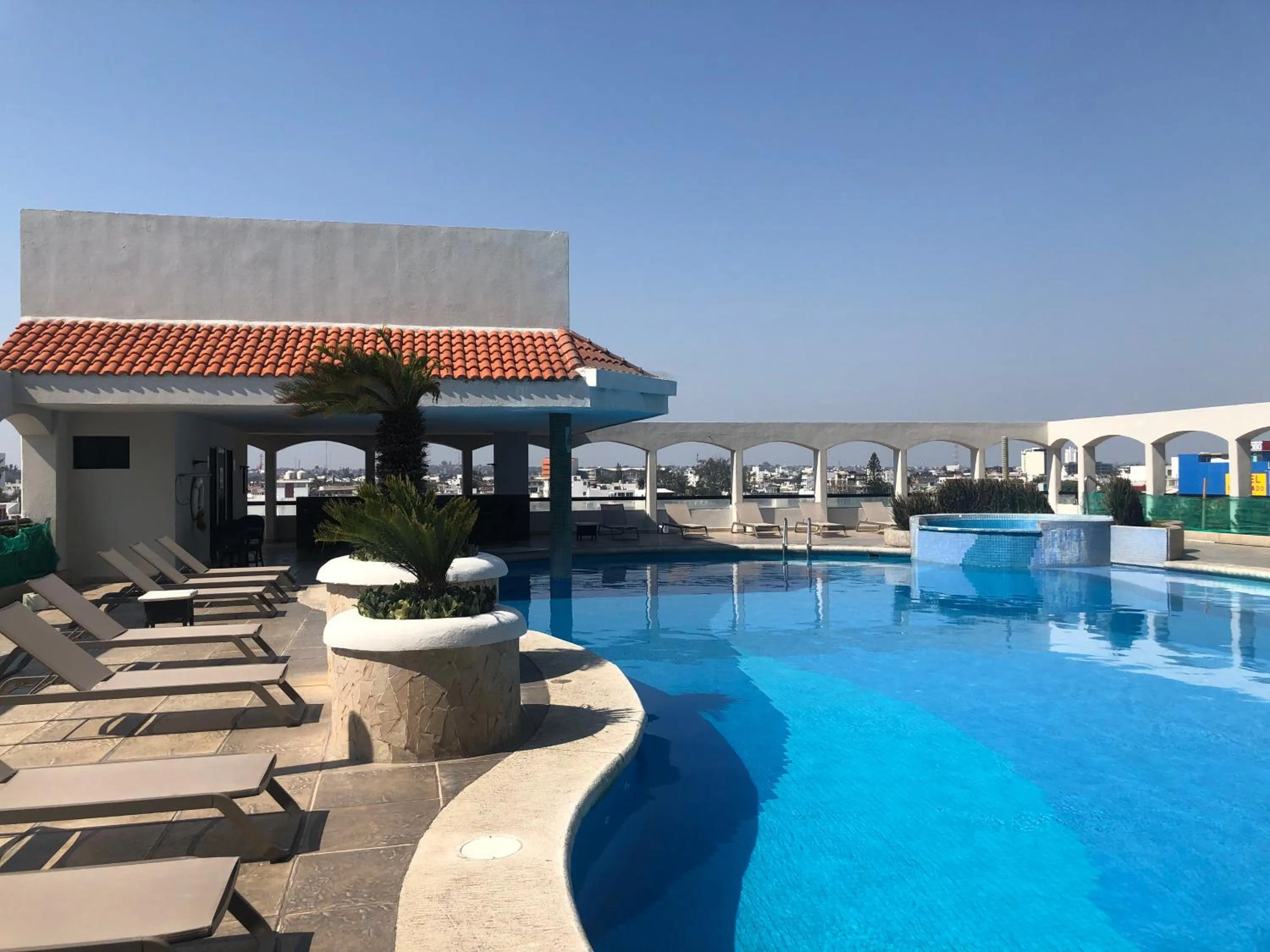 Swimming pool in DoubleTree by Hilton Veracruz