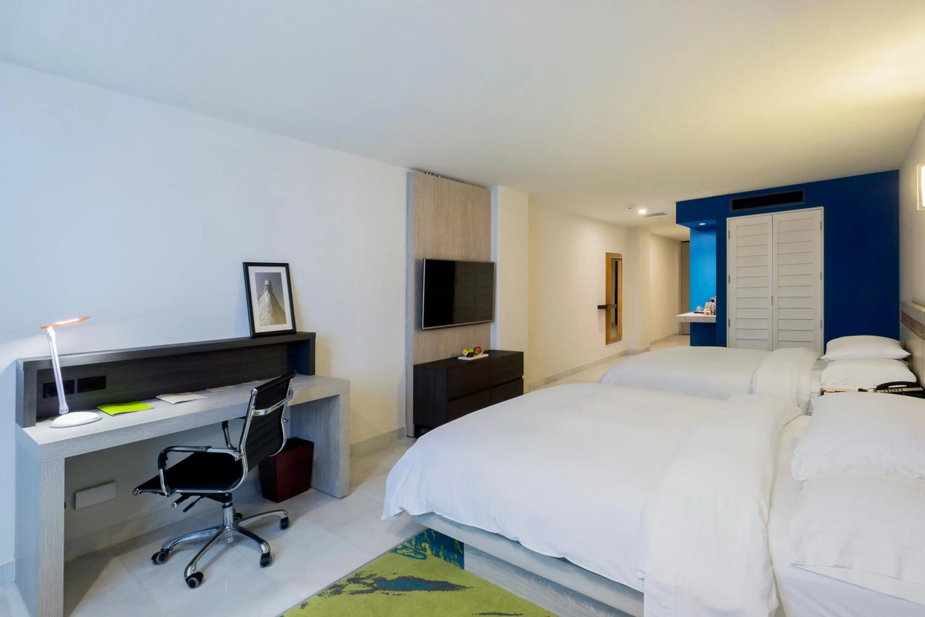 Photo of the whole room, Bed in DoubleTree by Hilton Veracruz