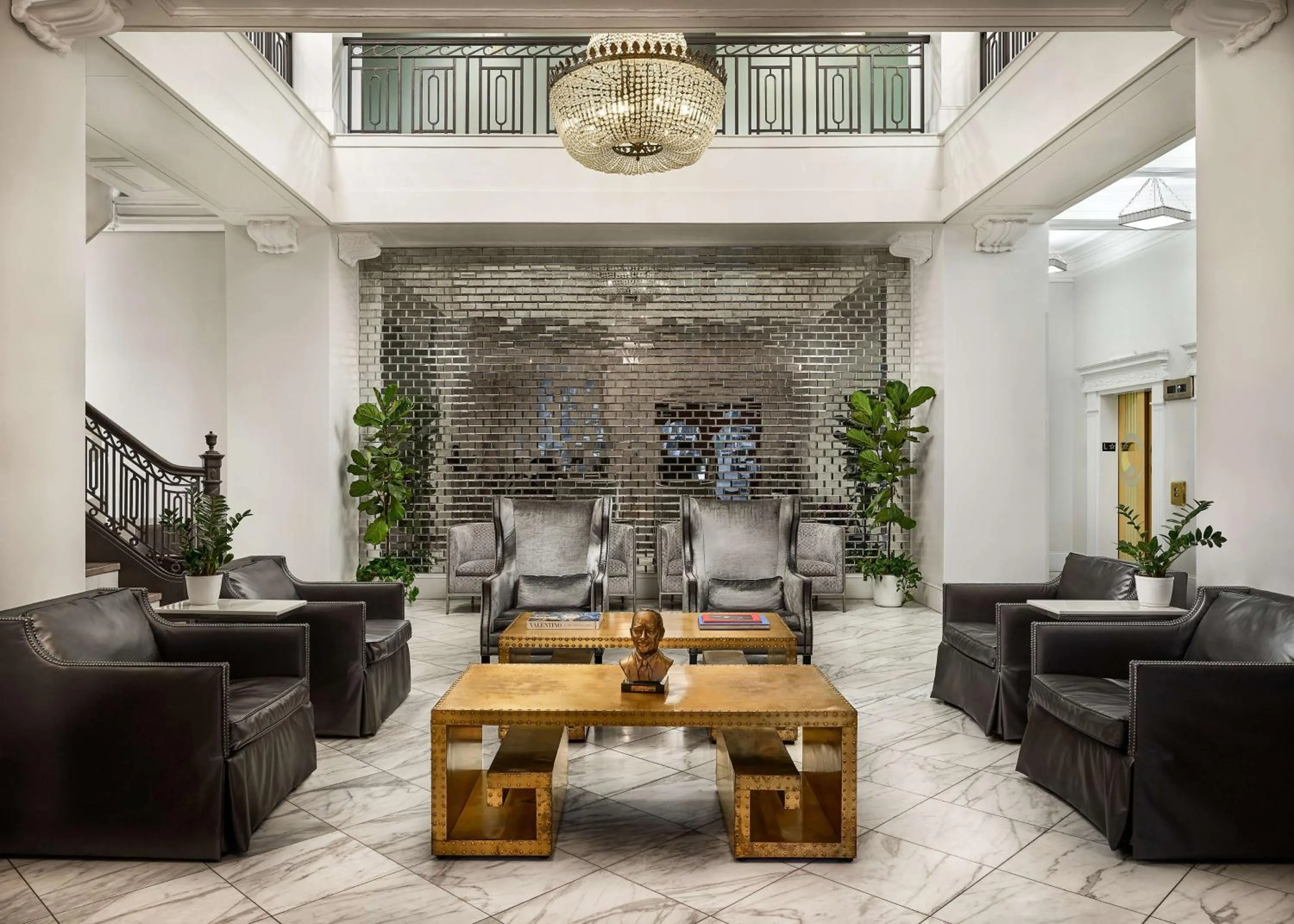 Lobby or reception in Redmont Hotel Birmingham - Curio Collection by Hilton