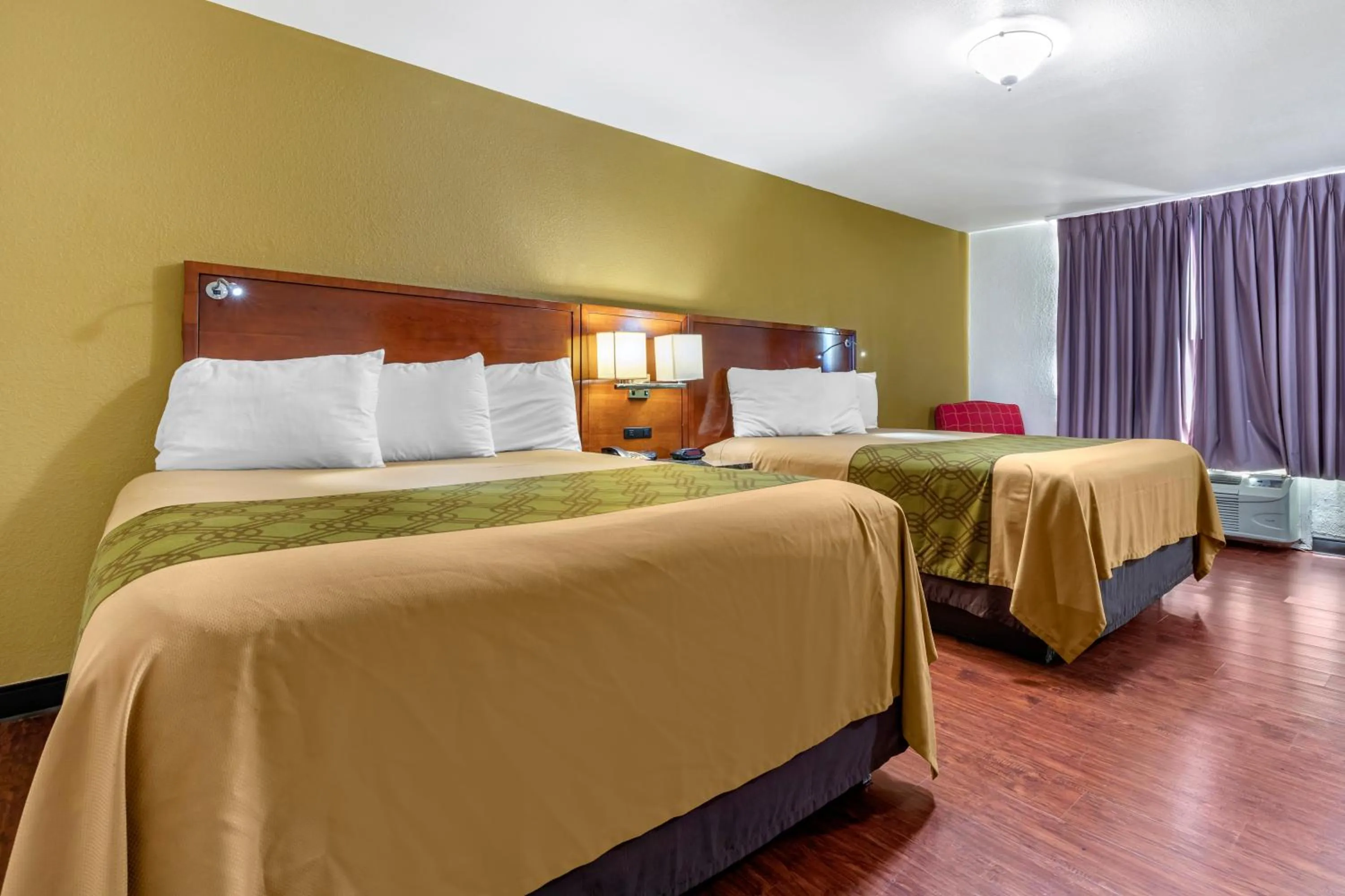 Bed in Rose City Inn & Suites