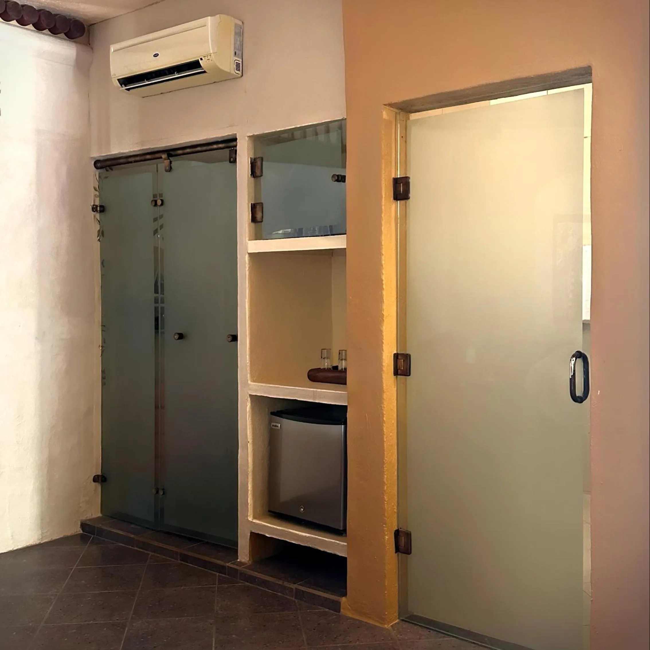 wardrobe in Matices Hotel de Barricas