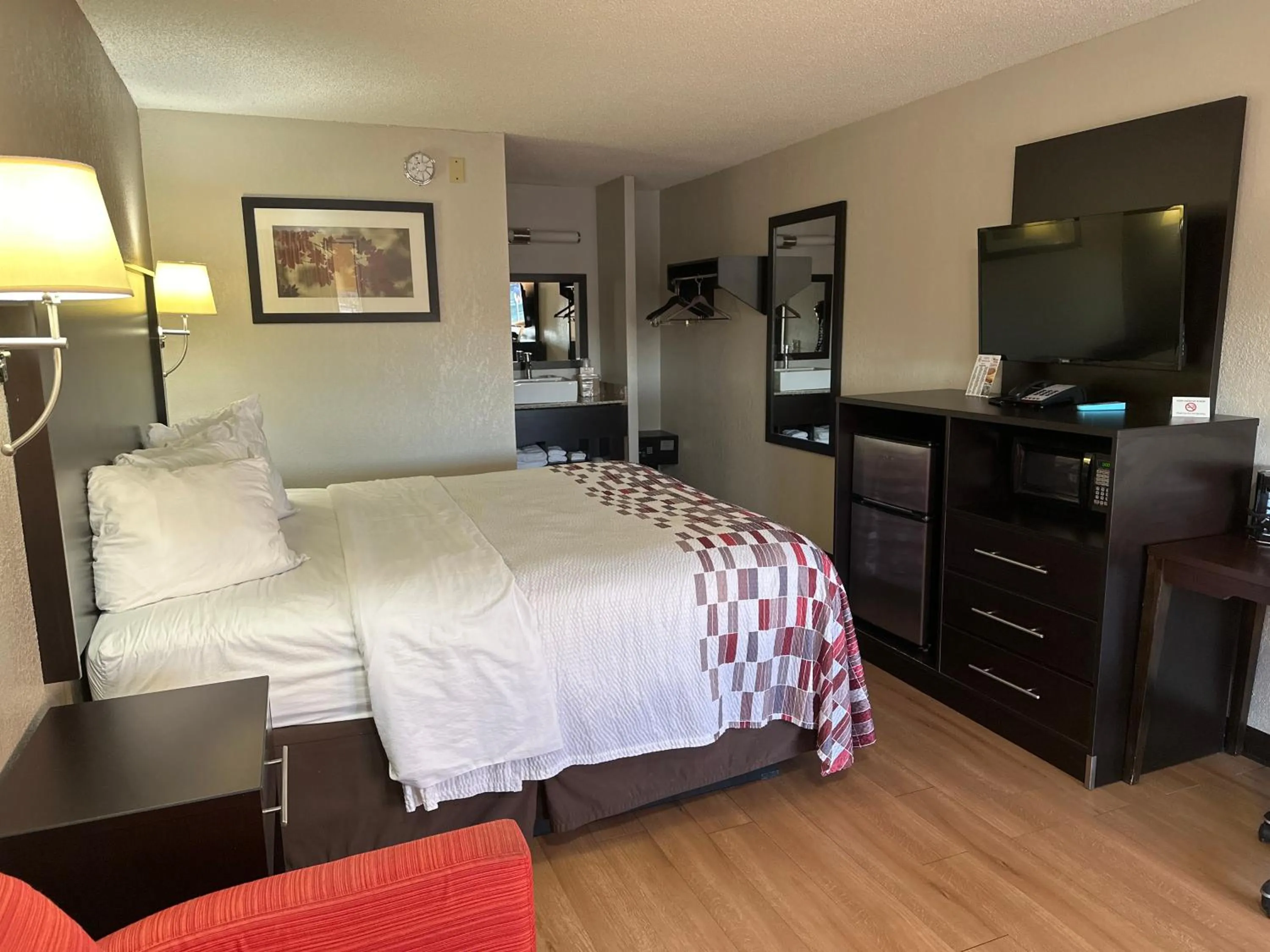 TV and multimedia, Bed in Red Roof Inn Anderson, IN