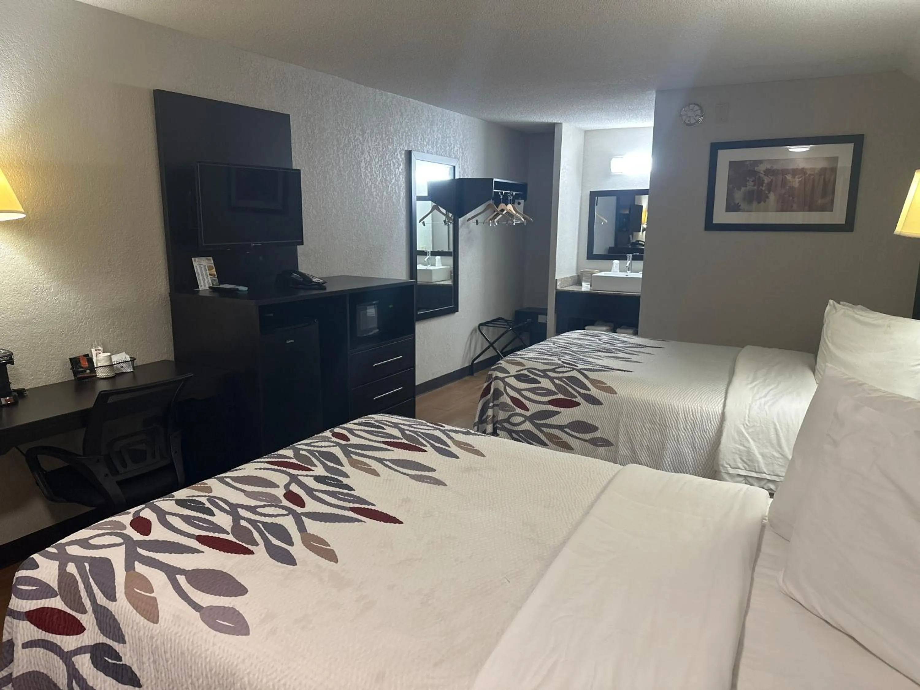 Bed in Red Roof Inn Anderson, IN