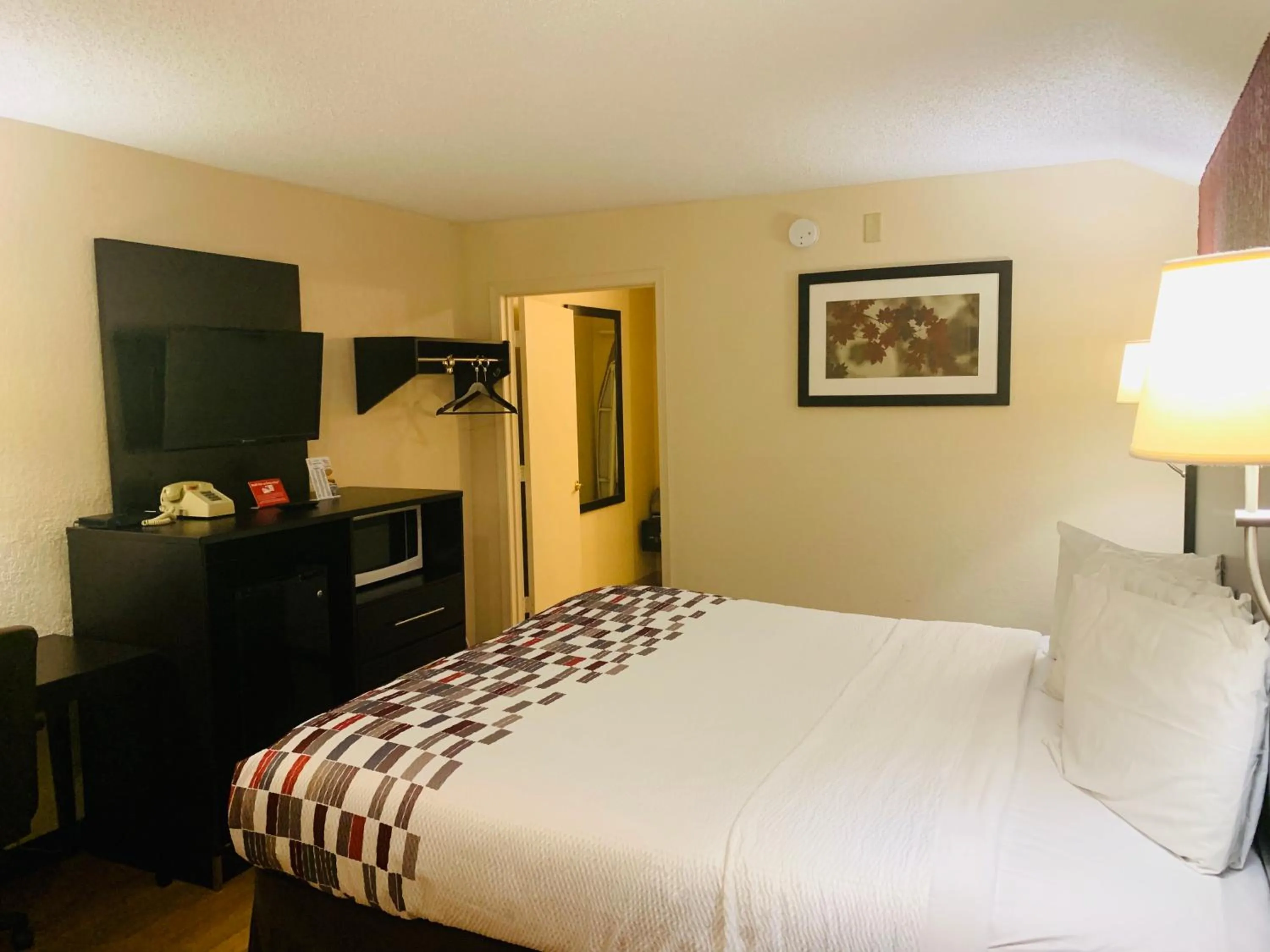 Bed in Red Roof Inn Anderson, IN