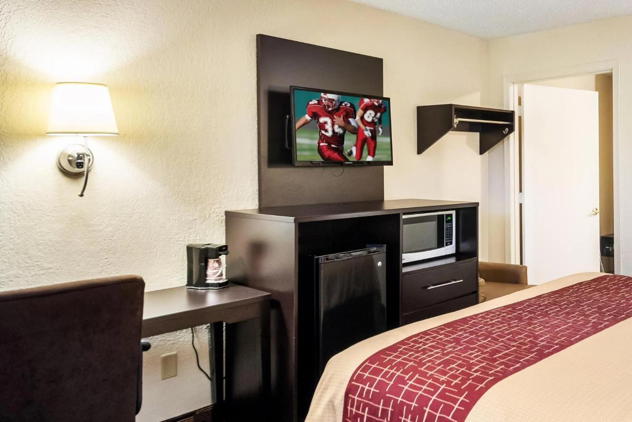 Photo of the whole room, Bed in Red Roof Inn Anderson, IN