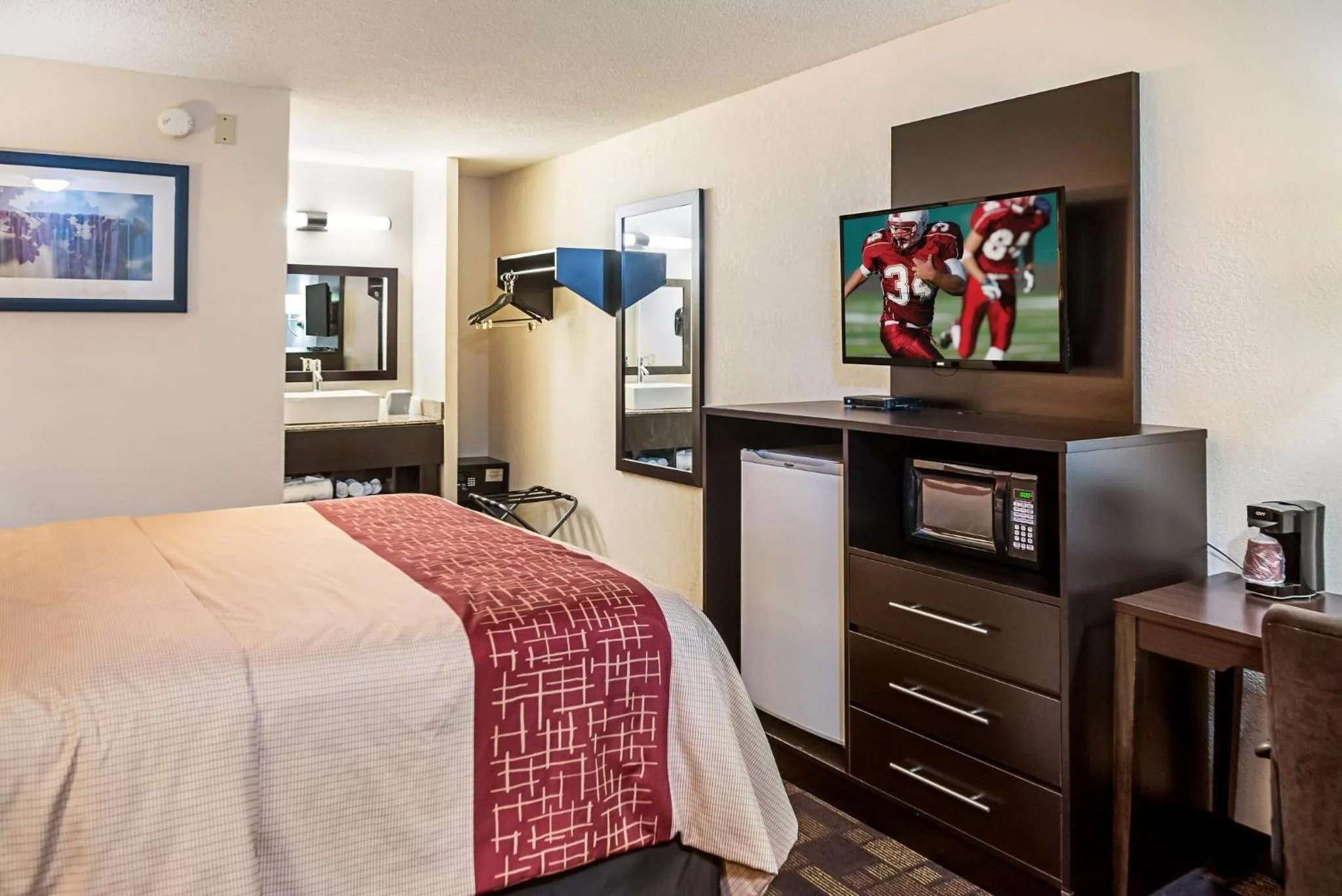 Photo of the whole room, Bed in Red Roof Inn Anderson, IN